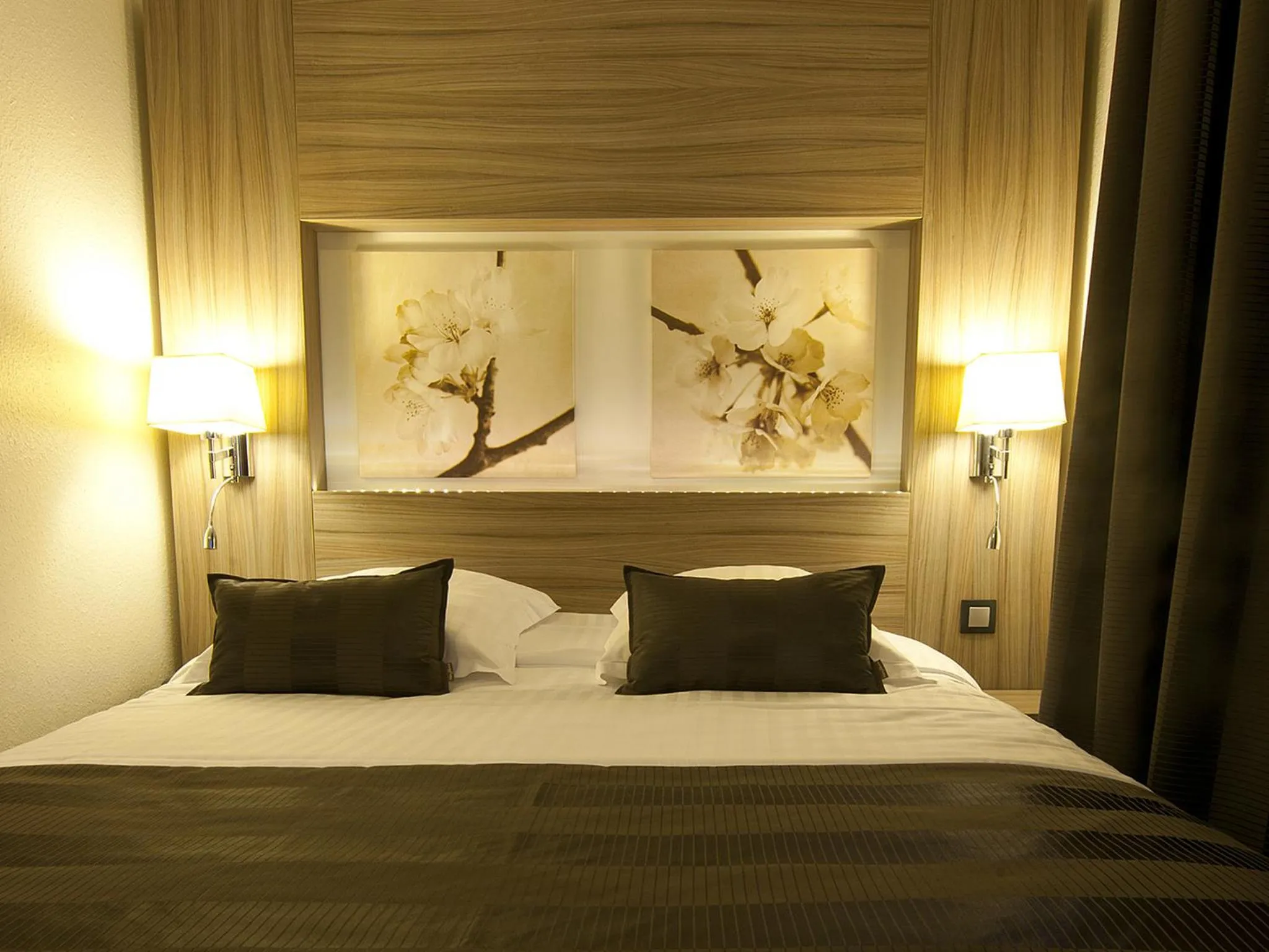 Bedroom, Bed in Hôtel le Grillon