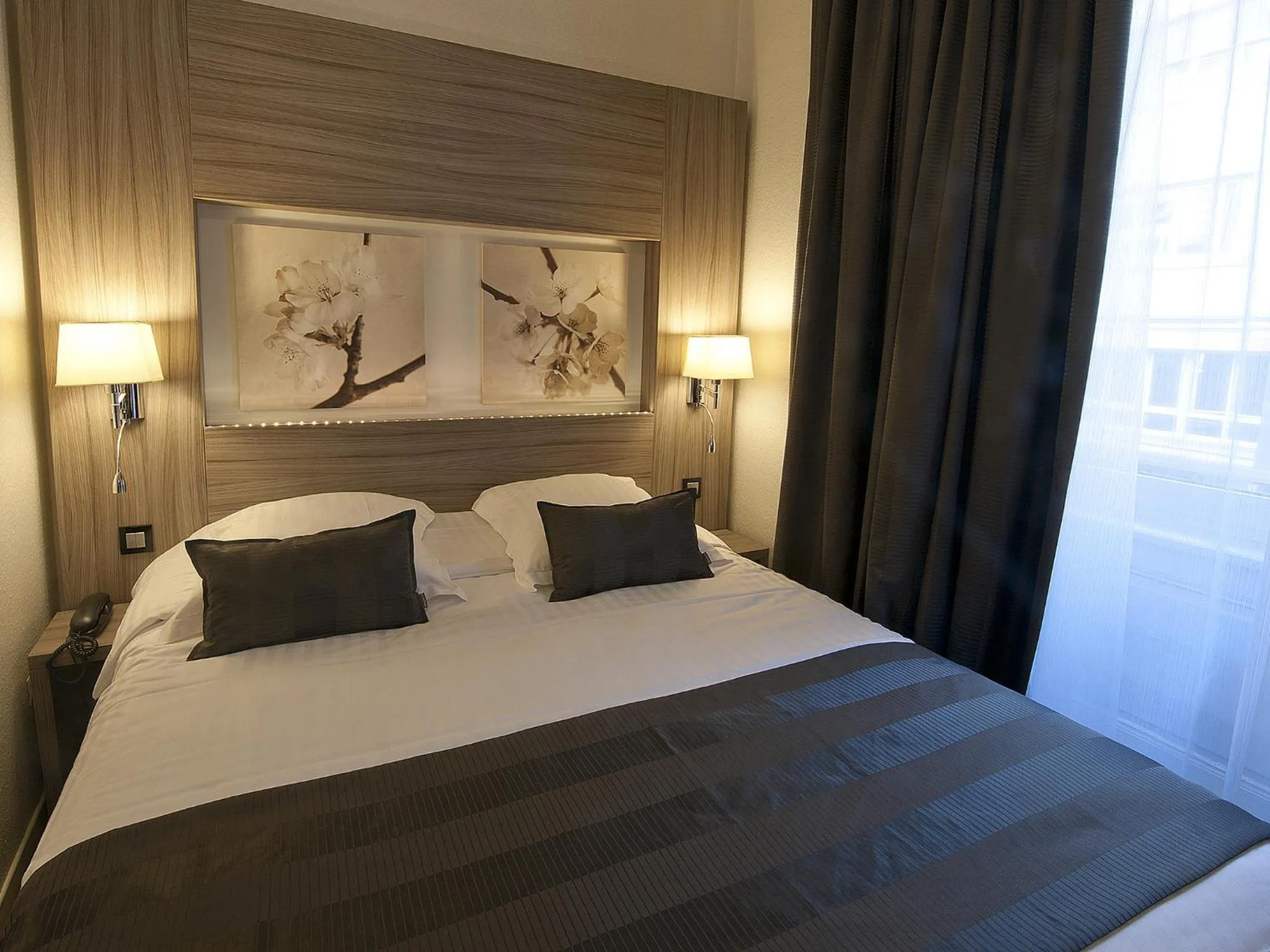 Bedroom, Bed in Hôtel le Grillon