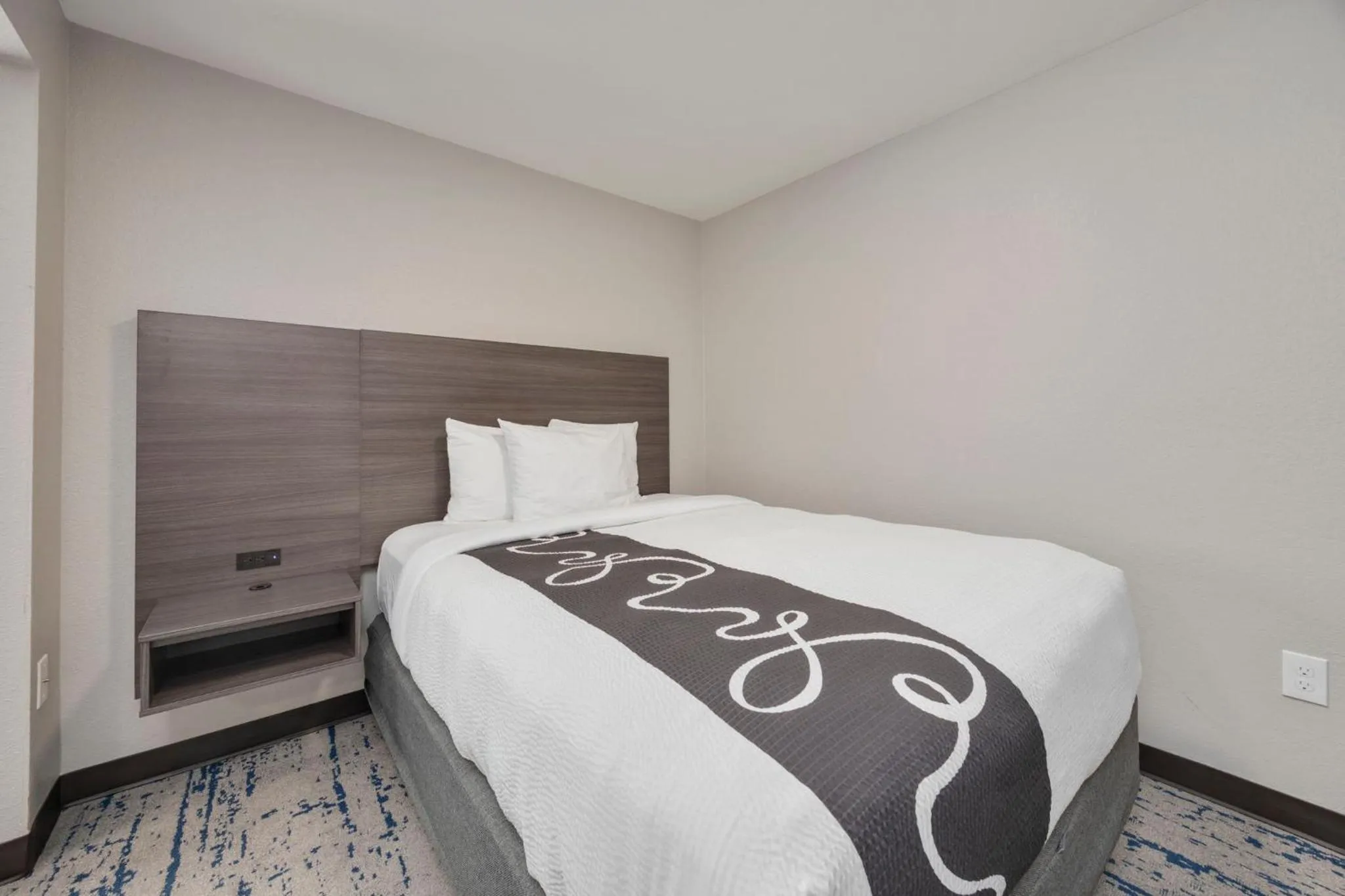 Bedroom, Bed in HomeStay Suites