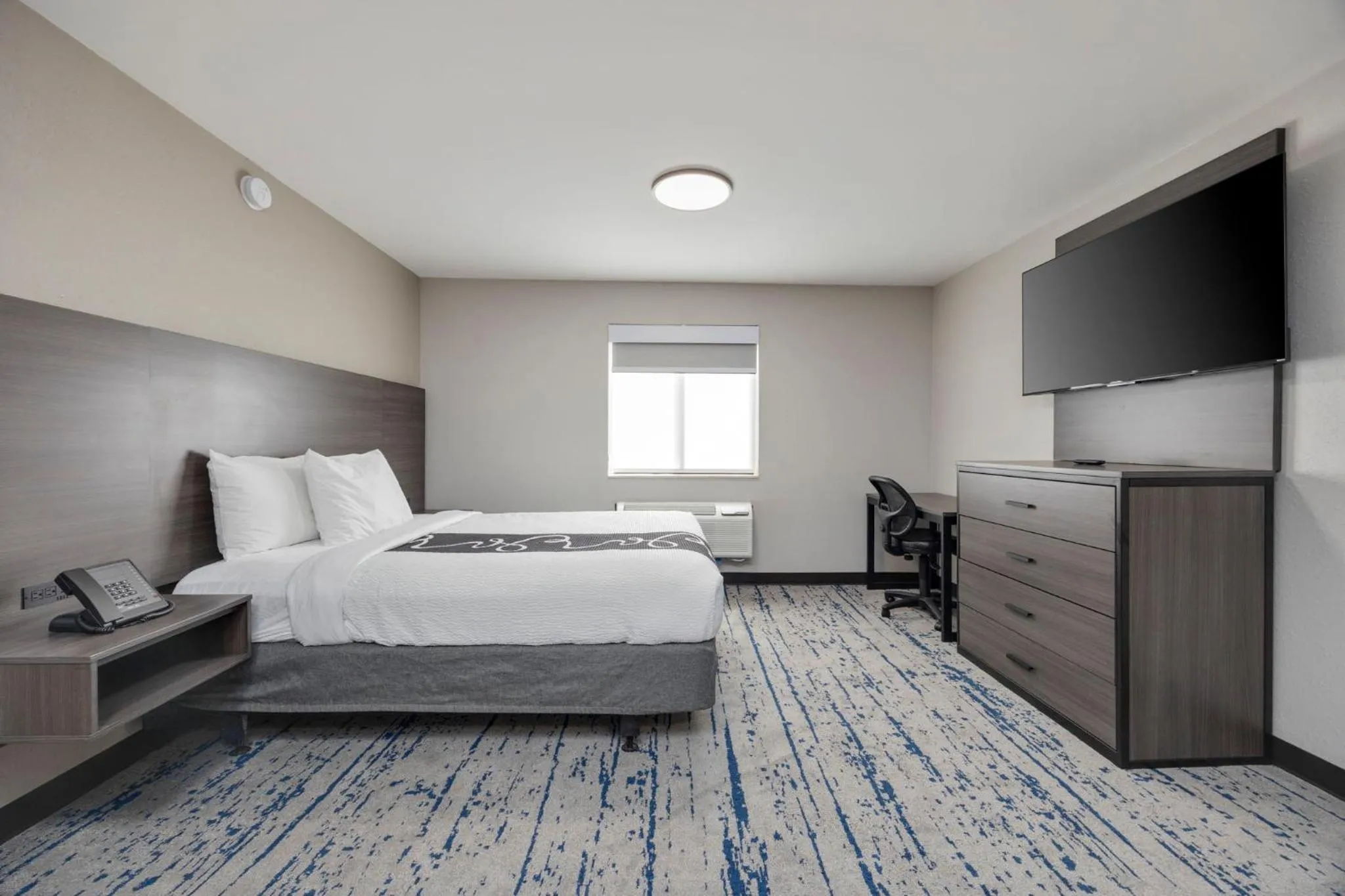 Living room, Bed in HomeStay Suites