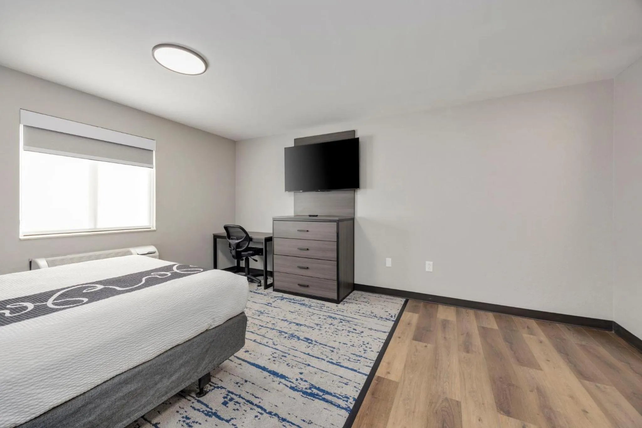 Bedroom, Bed in HomeStay Suites