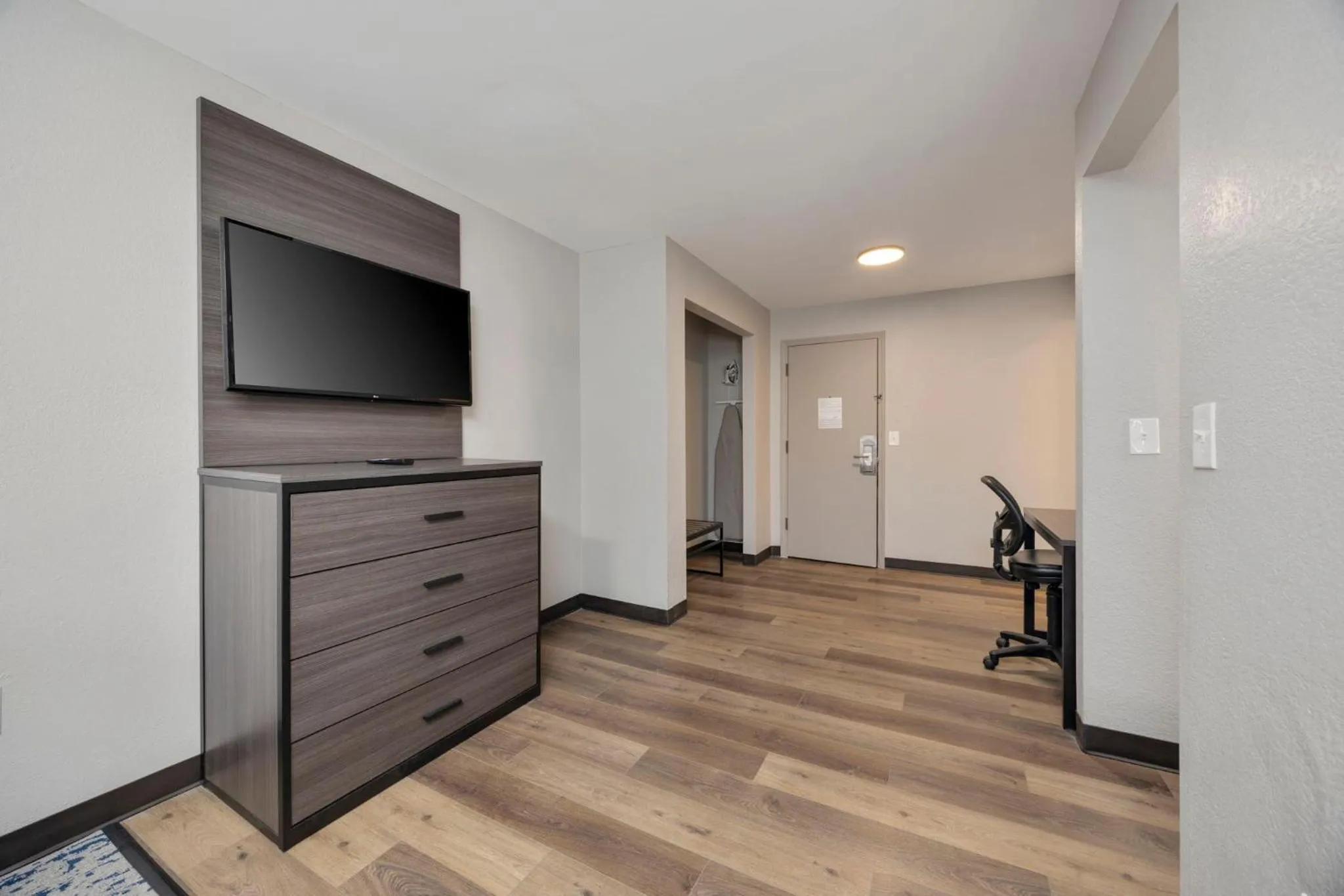 TV and multimedia in HomeStay Suites