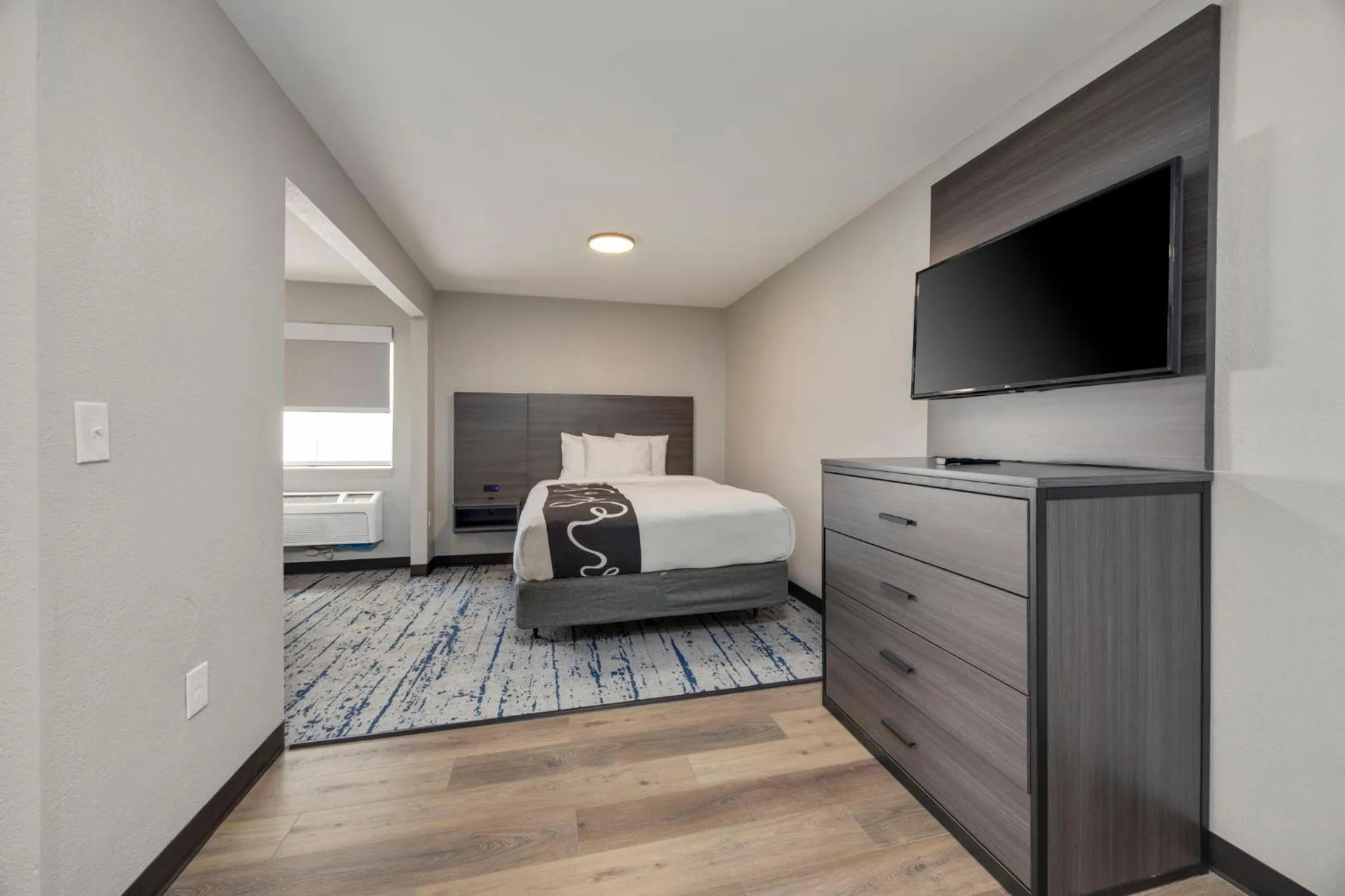 TV and multimedia, Bed in HomeStay Suites