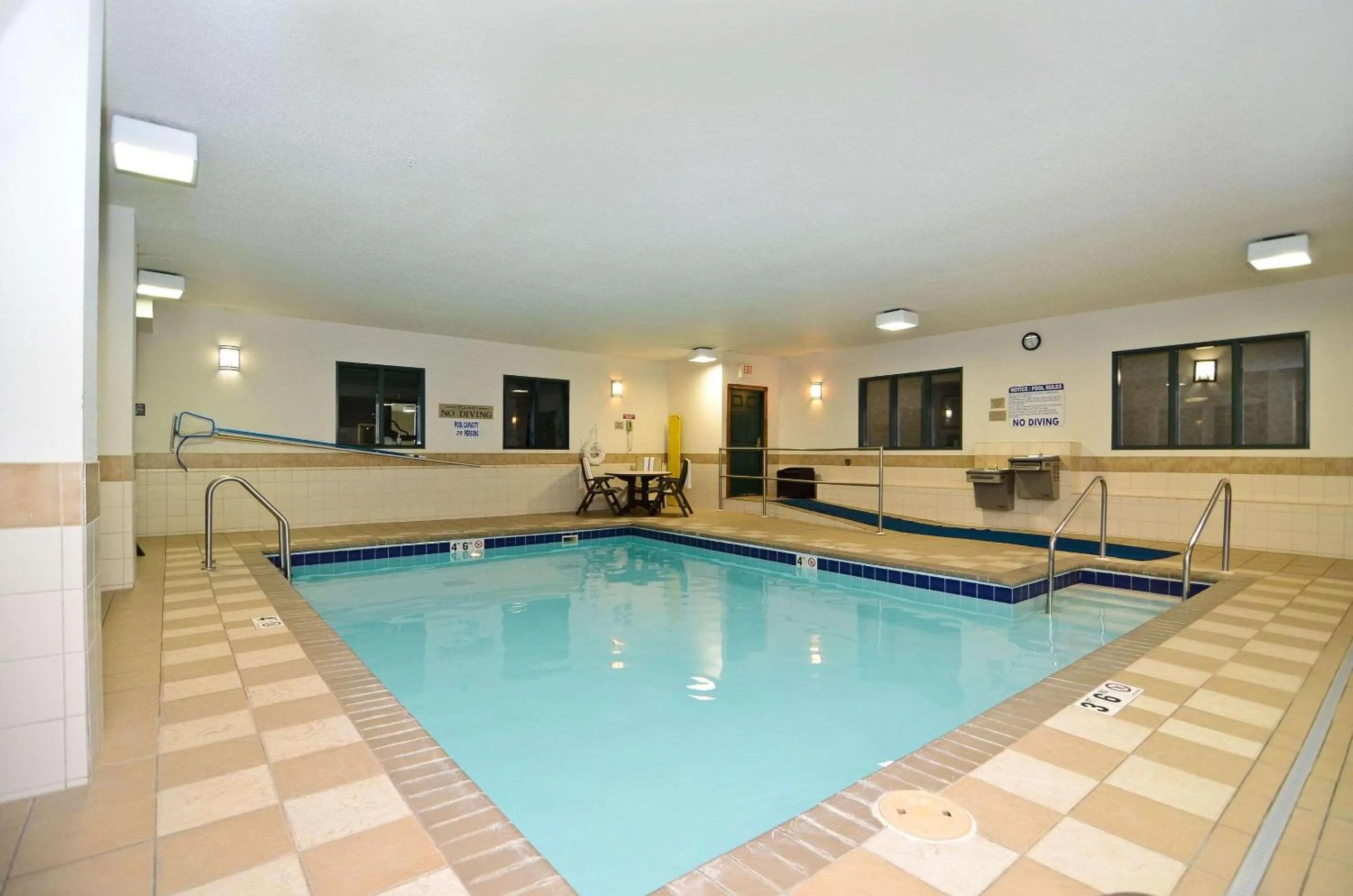 Swimming pool in Country Inn & Suites by Radisson, Stevens Point, WI