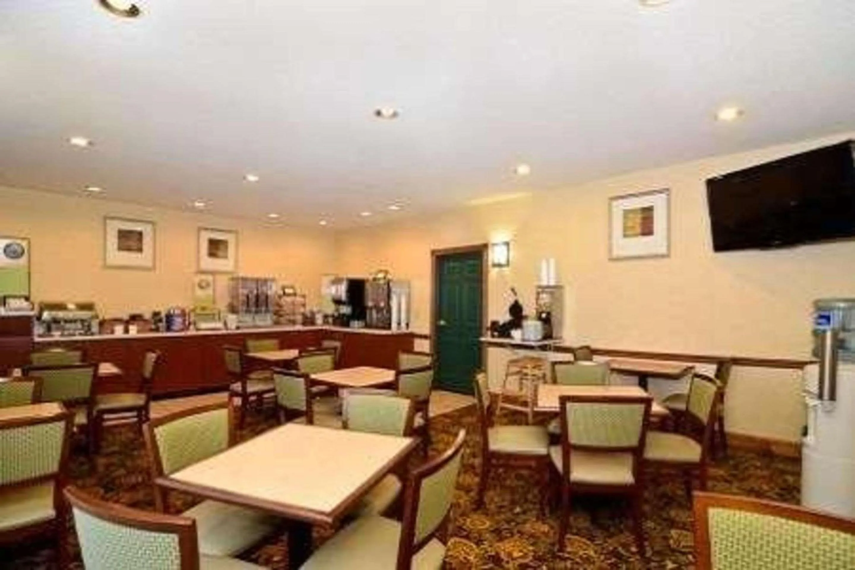 Breakfast in Country Inn & Suites by Radisson, Stevens Point, WI