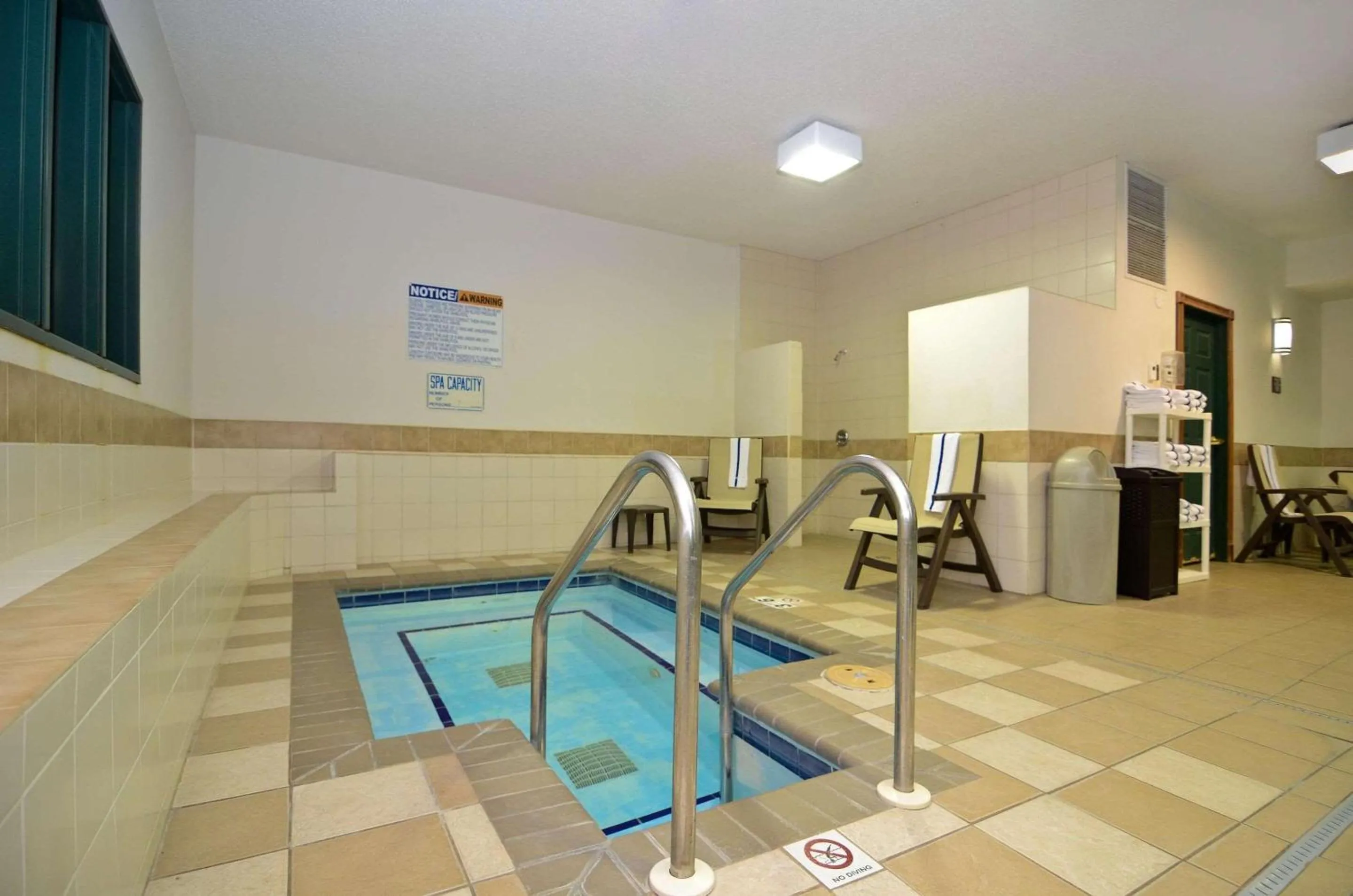 Swimming pool in Country Inn & Suites by Radisson, Stevens Point, WI