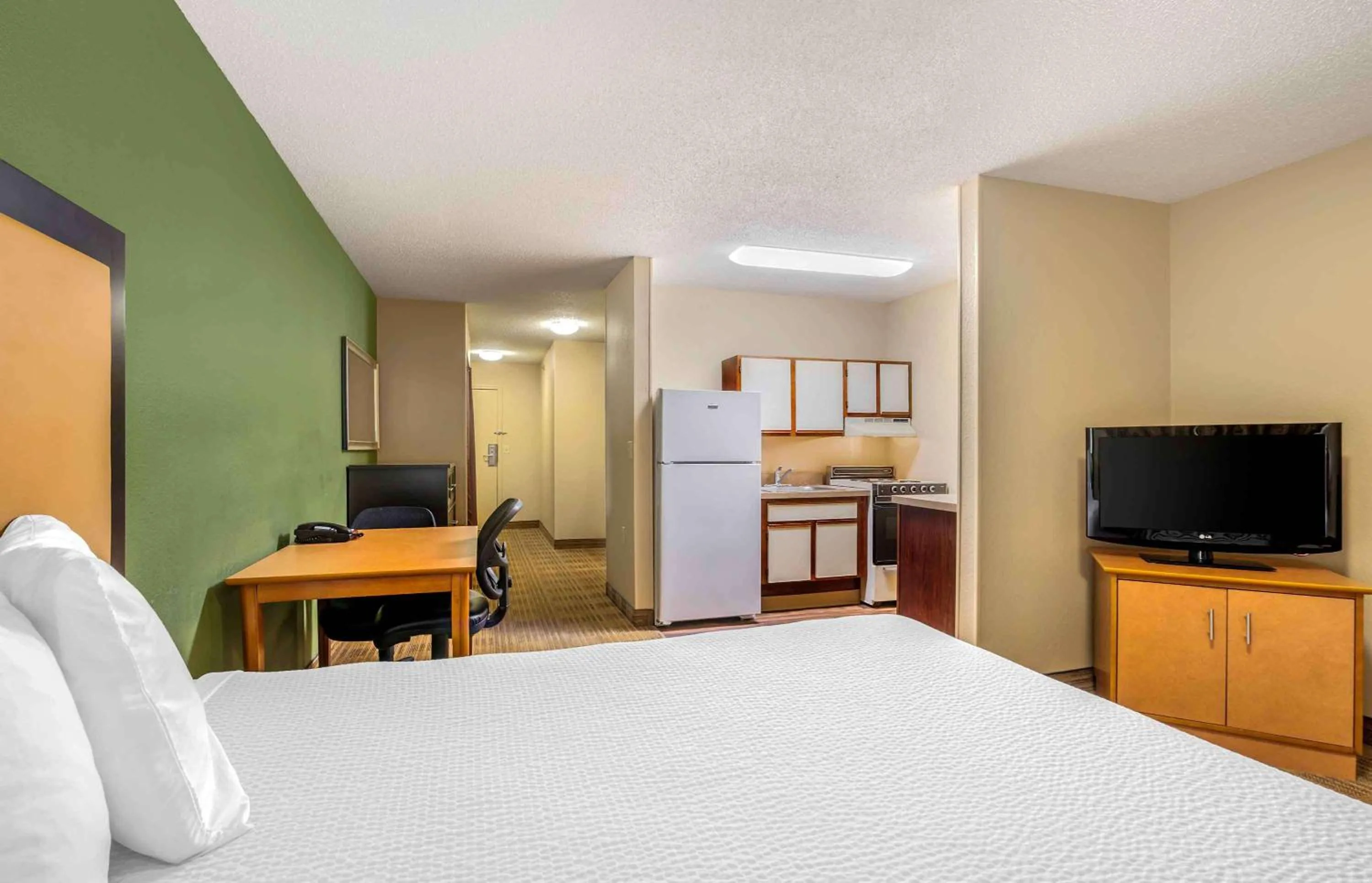 Bedroom, Bed in Extended Stay America Suites - Evansville - East