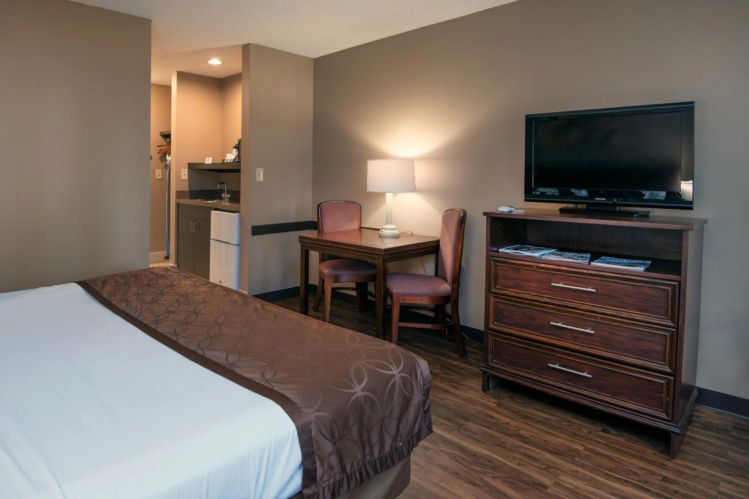TV and multimedia, Bed in Guest Inn & Suites - Midtown Medical Center