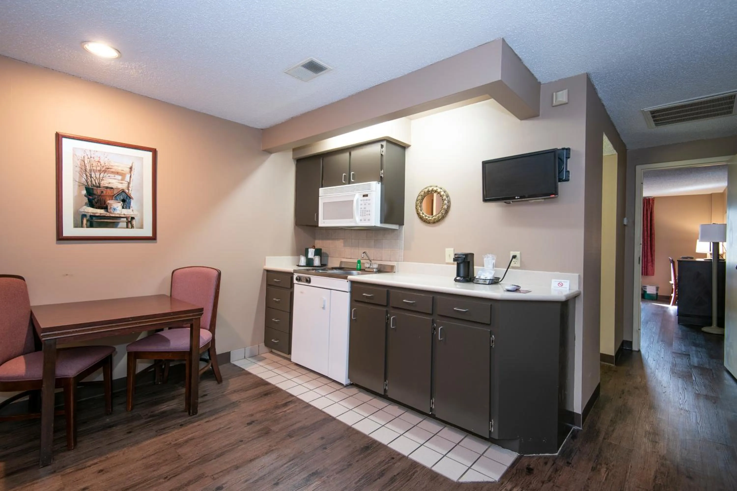 Kitchen or kitchenette in Guest Inn & Suites - Midtown Medical Center