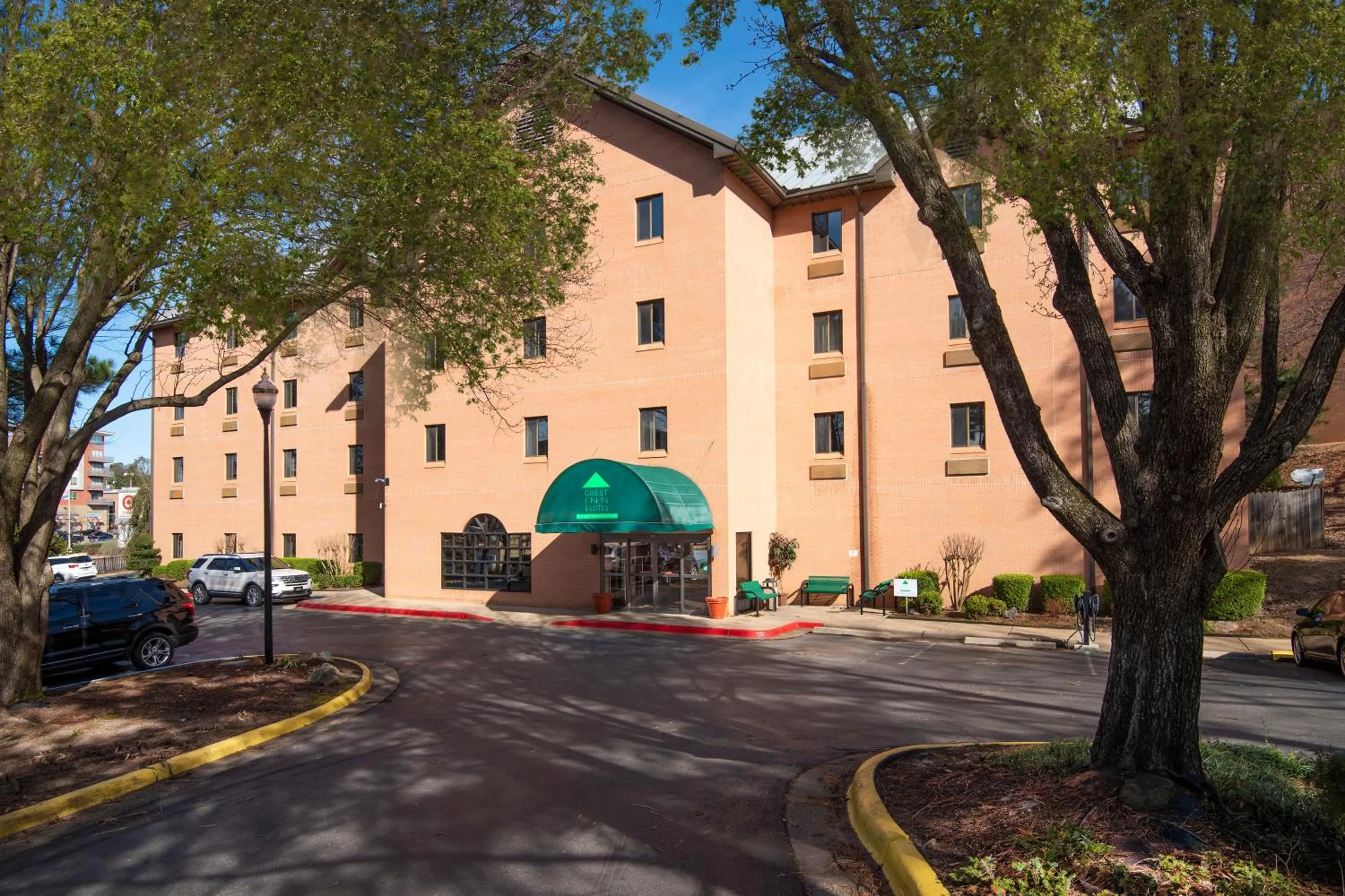 Property building in Guest Inn & Suites - Midtown Medical Center