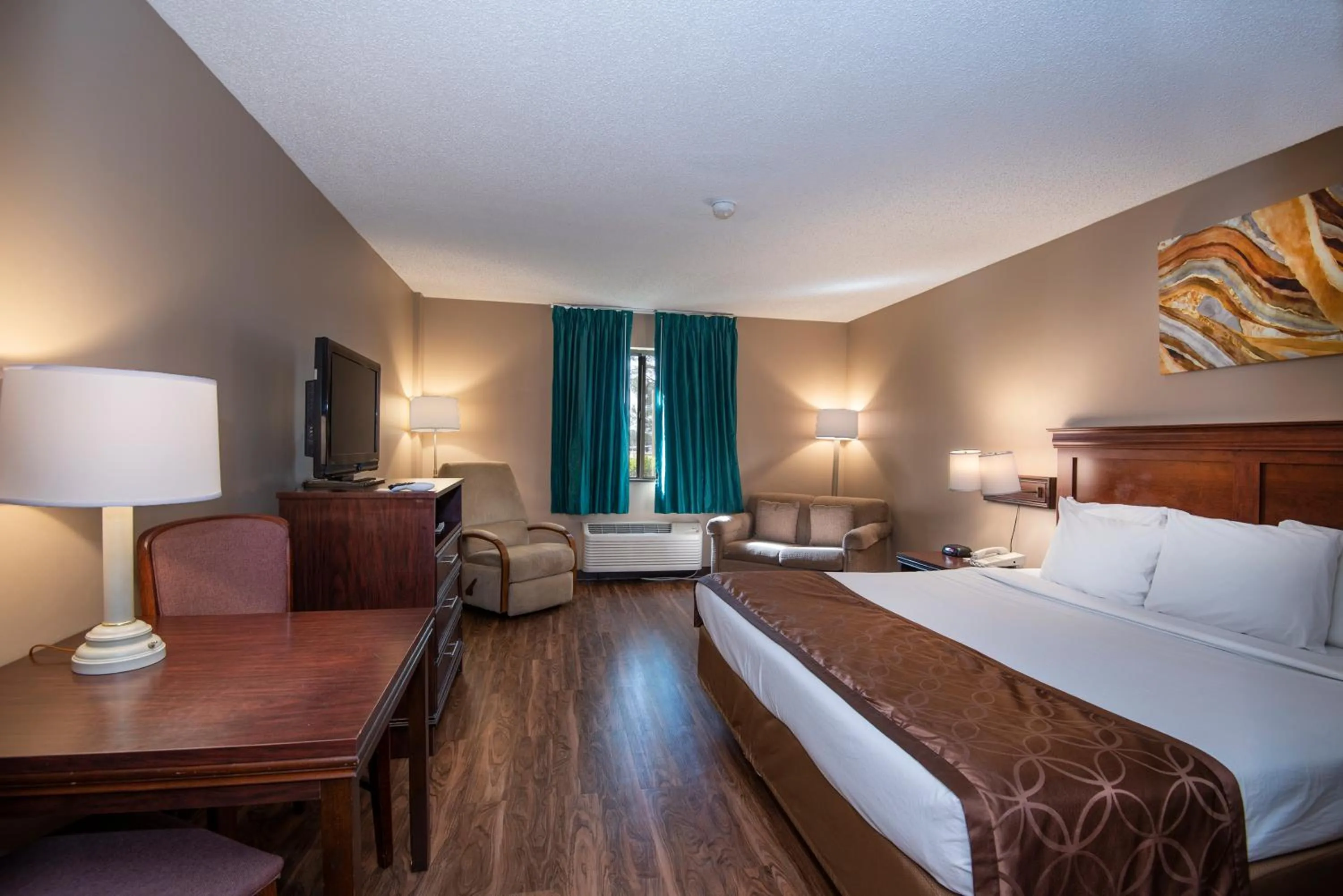 Photo of the whole room, Bed in Guest Inn & Suites - Midtown Medical Center