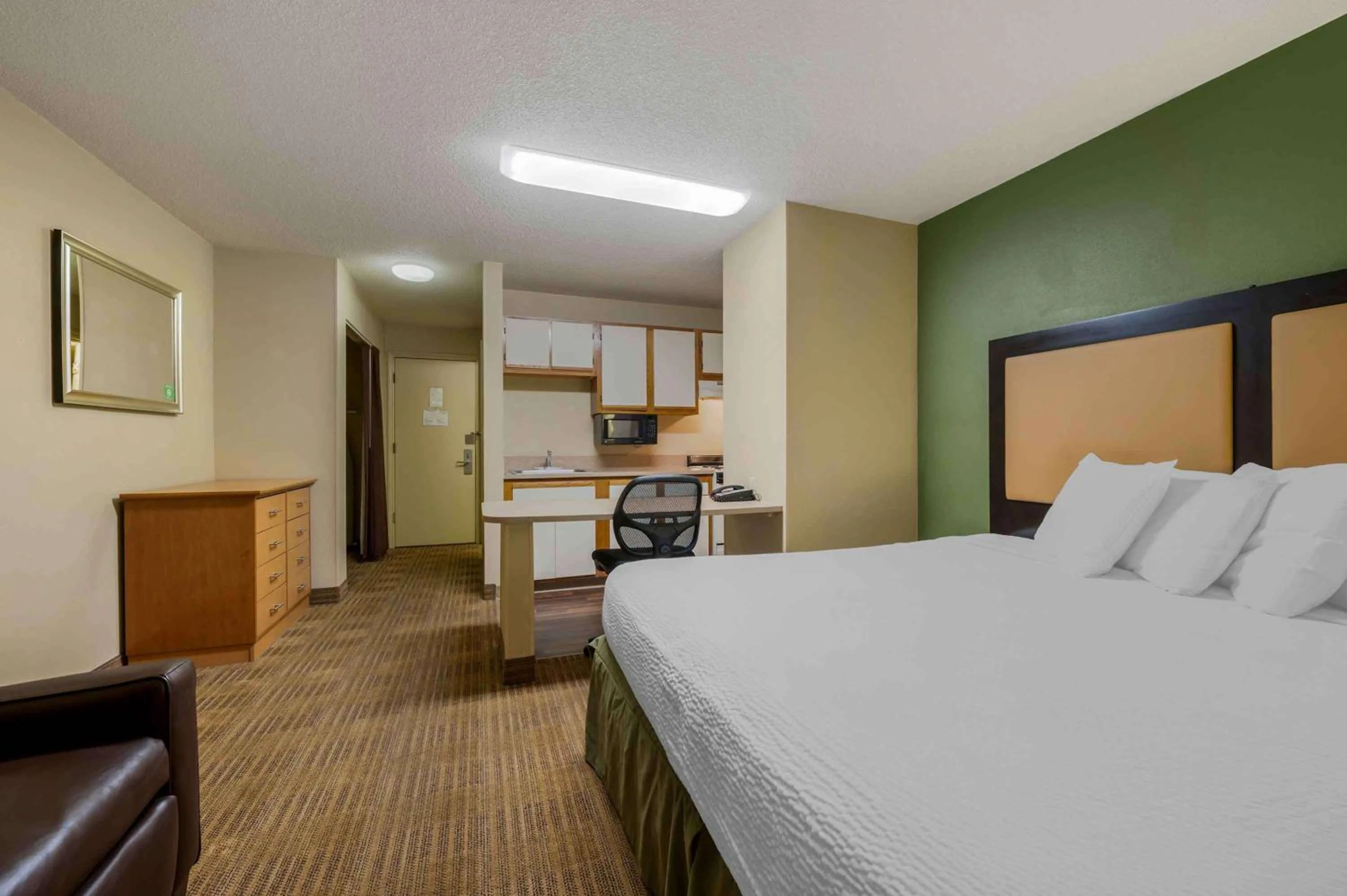 Bedroom, Bed in Extended Stay America Suites - Dayton - Fairborn