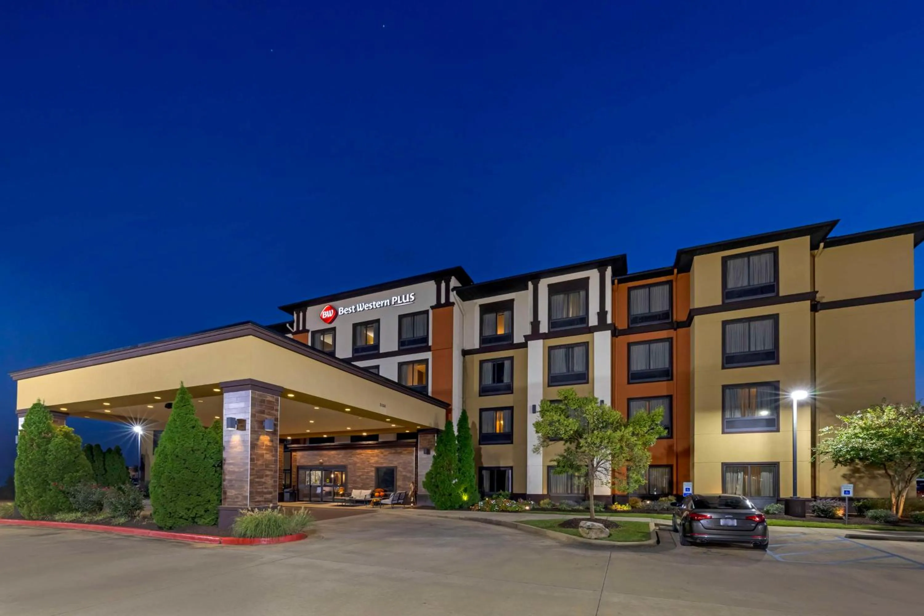 Property building in Best Western Plus Tupelo Inn & Suites