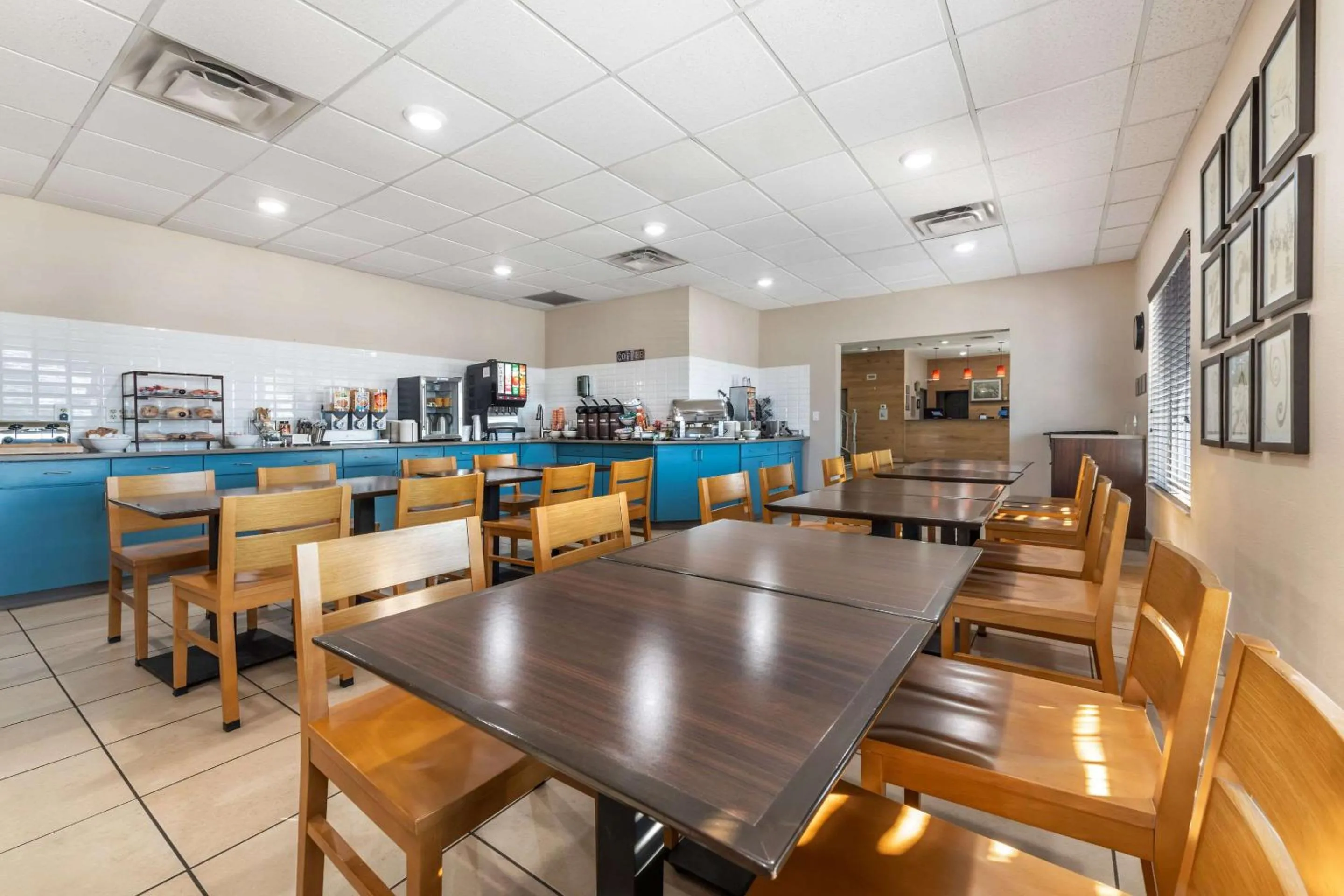 Breakfast in Country Inn & Suites by Radisson, Watertown, SD