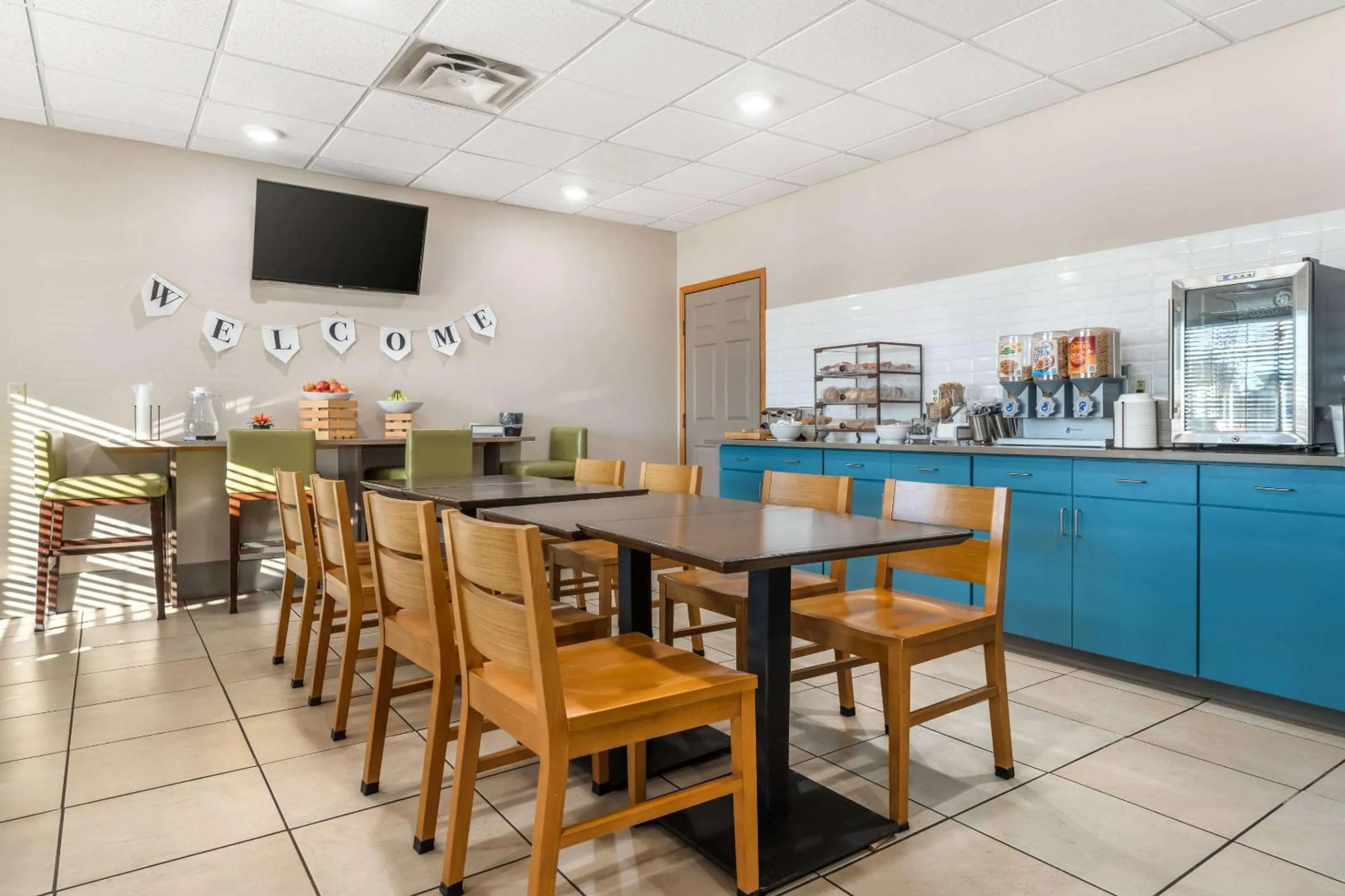 Breakfast in Country Inn & Suites by Radisson, Watertown, SD