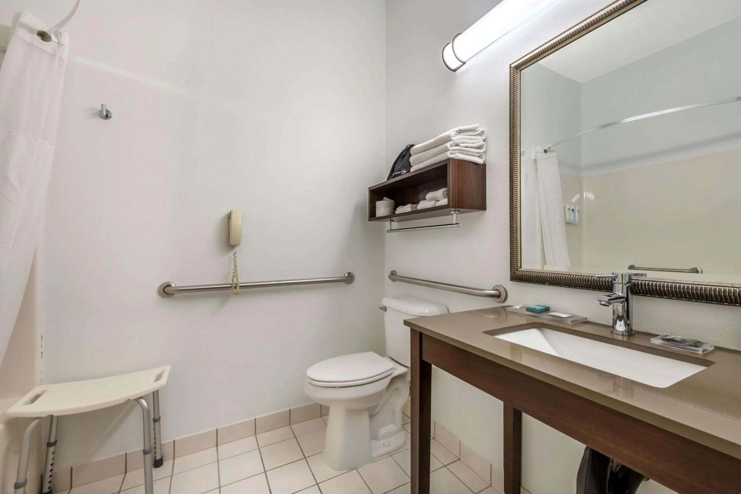 Bedroom in Country Inn & Suites by Radisson, Watertown, SD