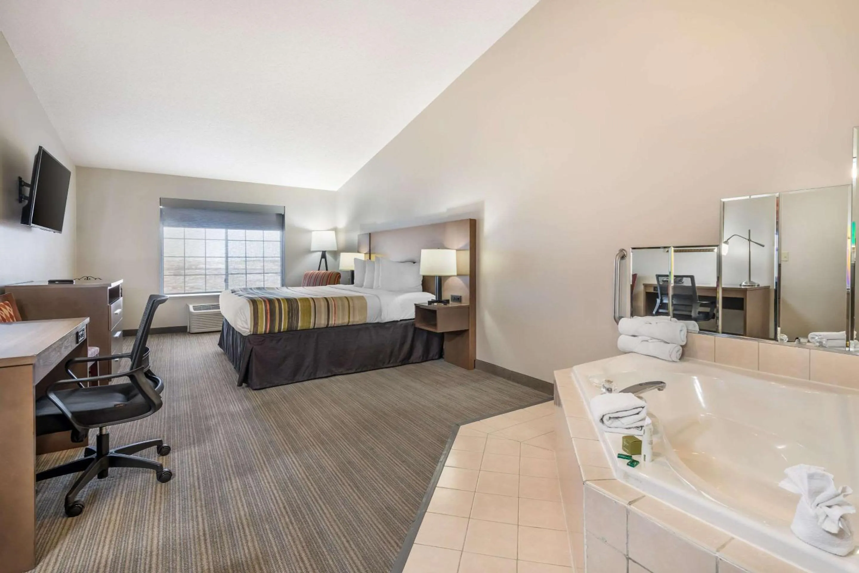 Bedroom in Country Inn & Suites by Radisson, Watertown, SD