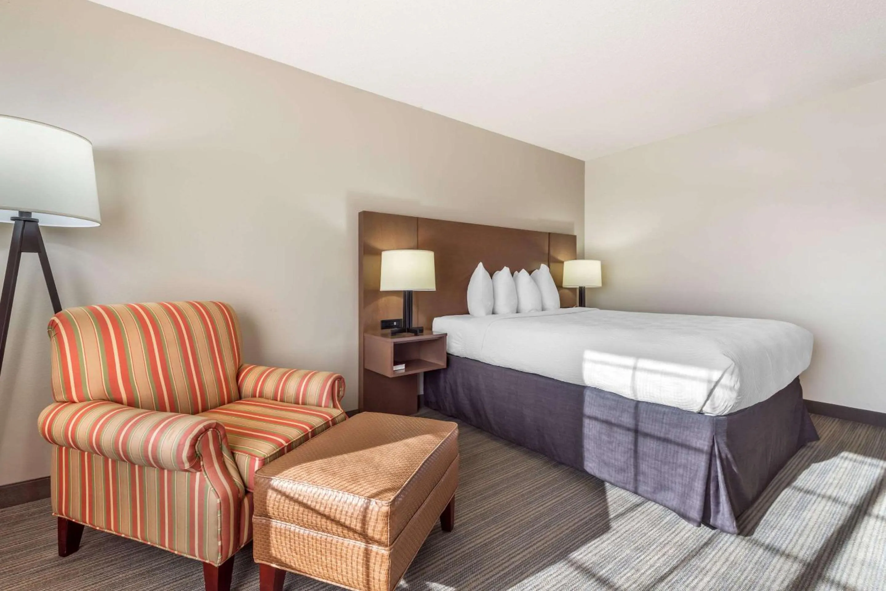 Bedroom, Bed in Country Inn & Suites by Radisson, Watertown, SD