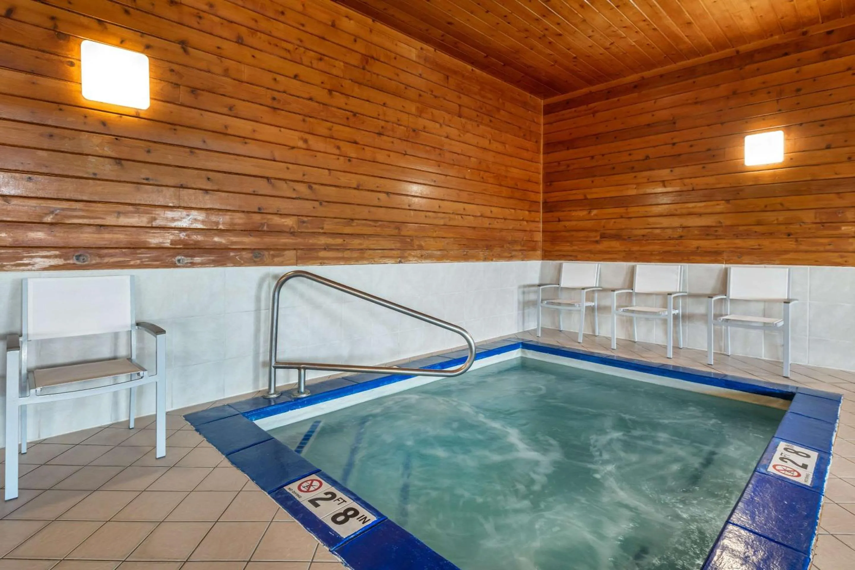 Swimming pool in Country Inn & Suites by Radisson, Watertown, SD