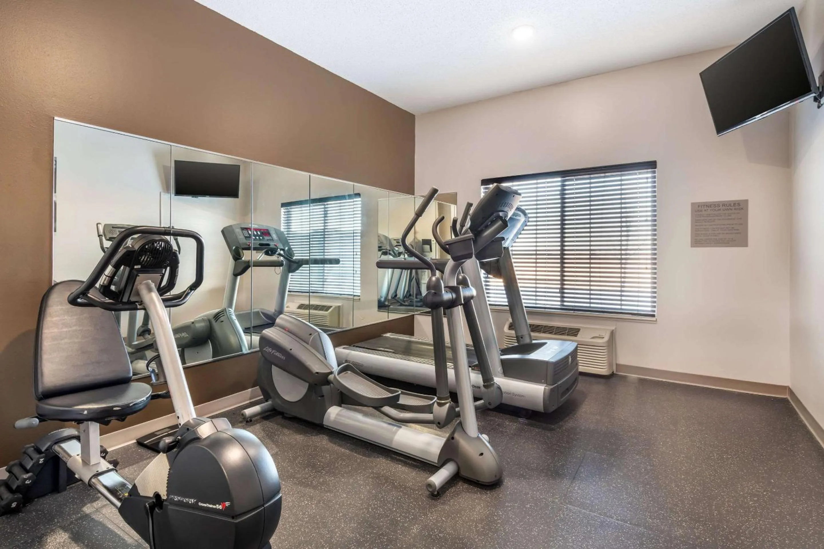 Fitness centre/facilities in Country Inn & Suites by Radisson, Watertown, SD