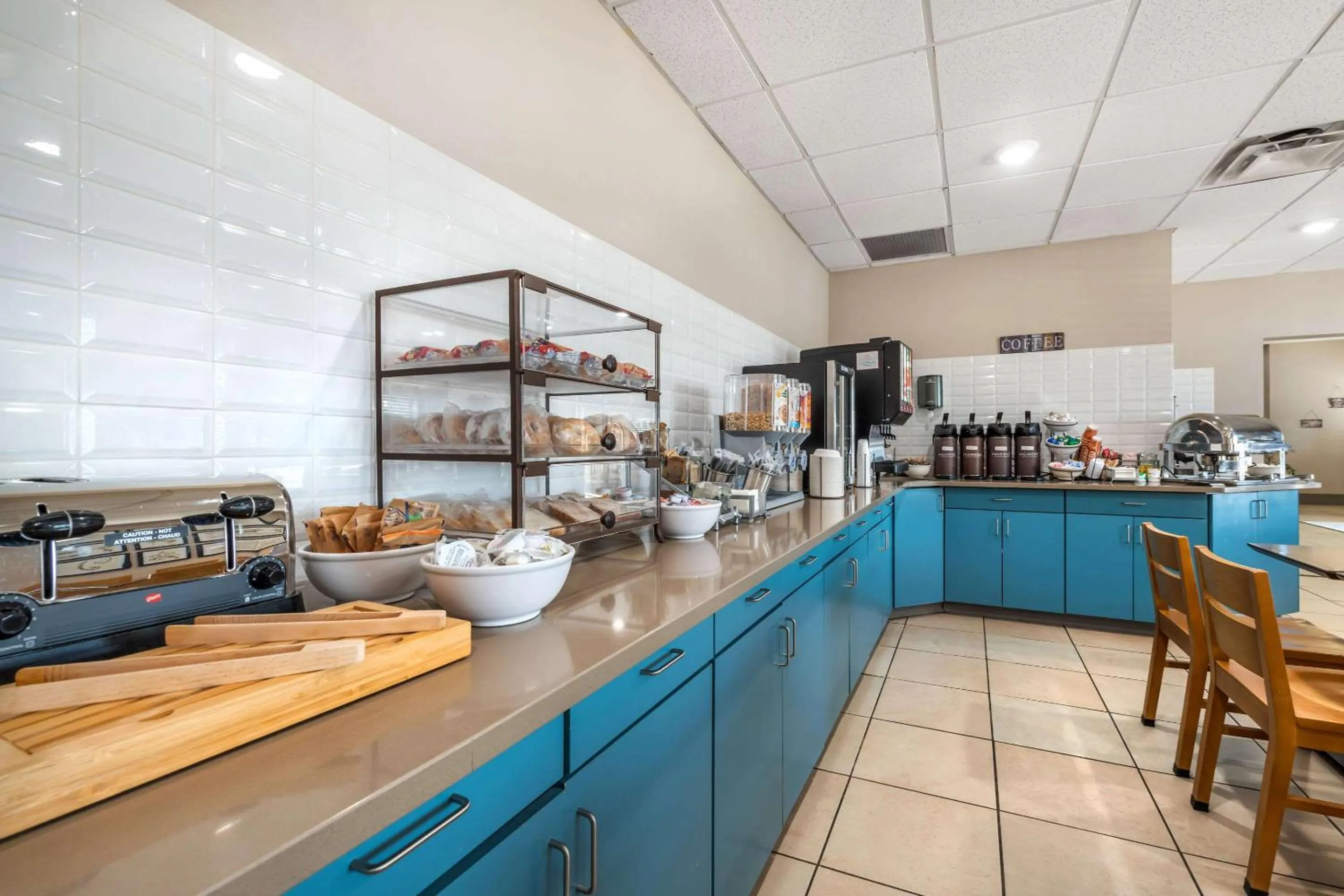 Breakfast in Country Inn & Suites by Radisson, Watertown, SD