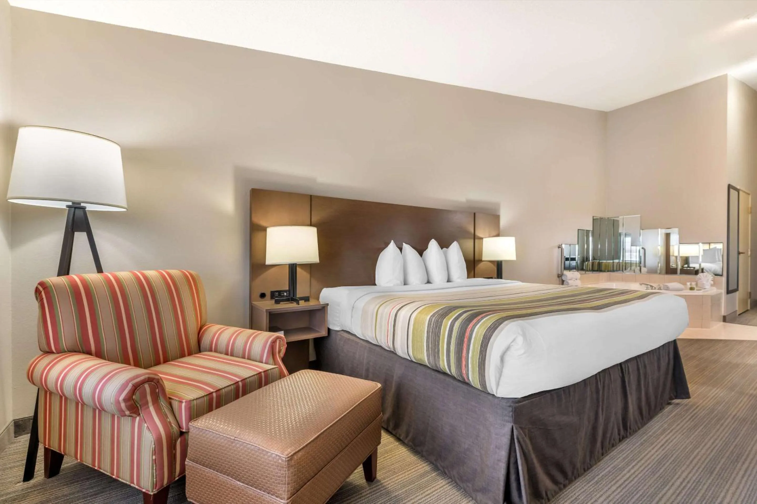 Bedroom, Bed in Country Inn & Suites by Radisson, Watertown, SD