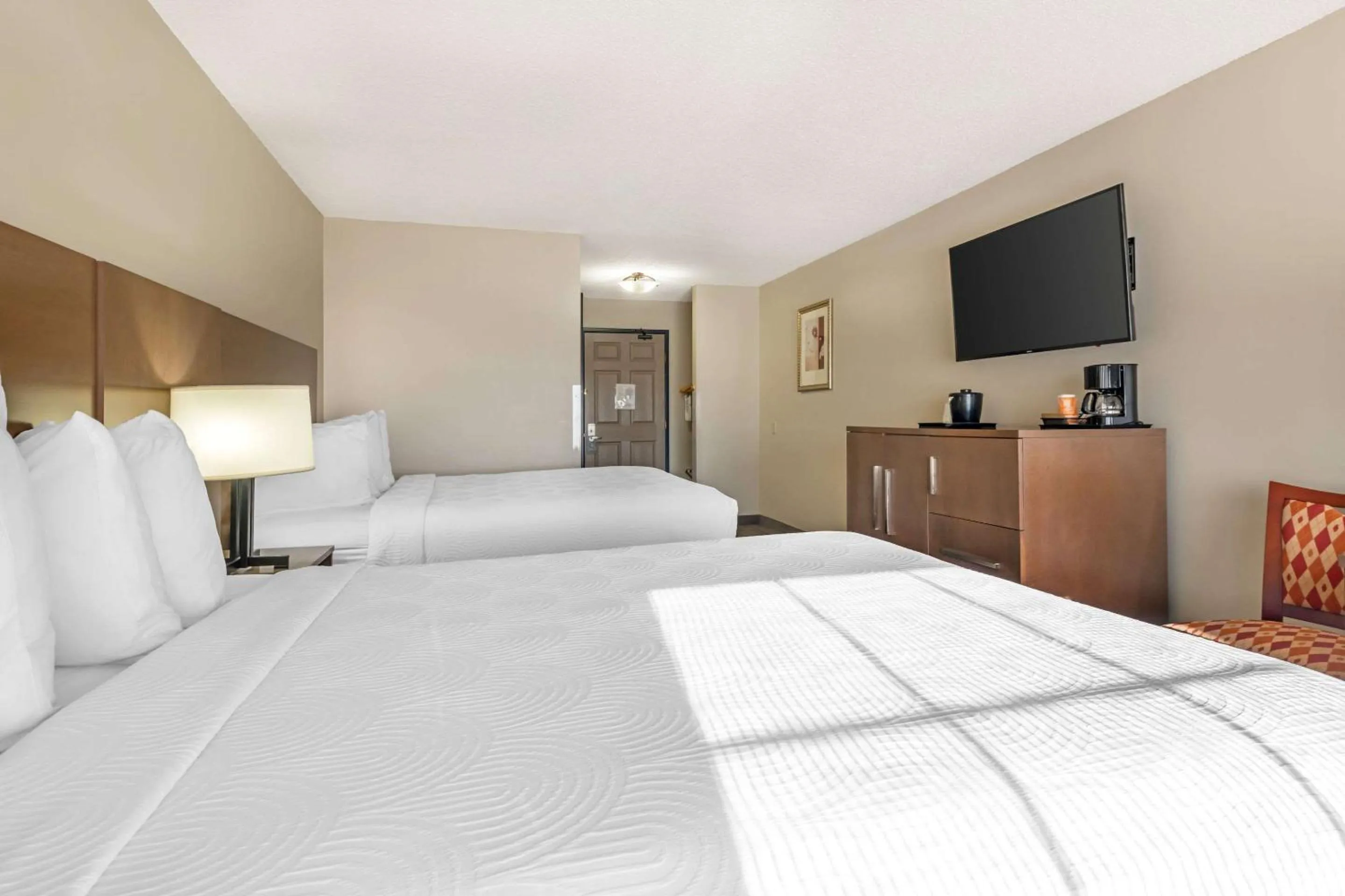 Bedroom, Bed in Country Inn & Suites by Radisson, Watertown, SD
