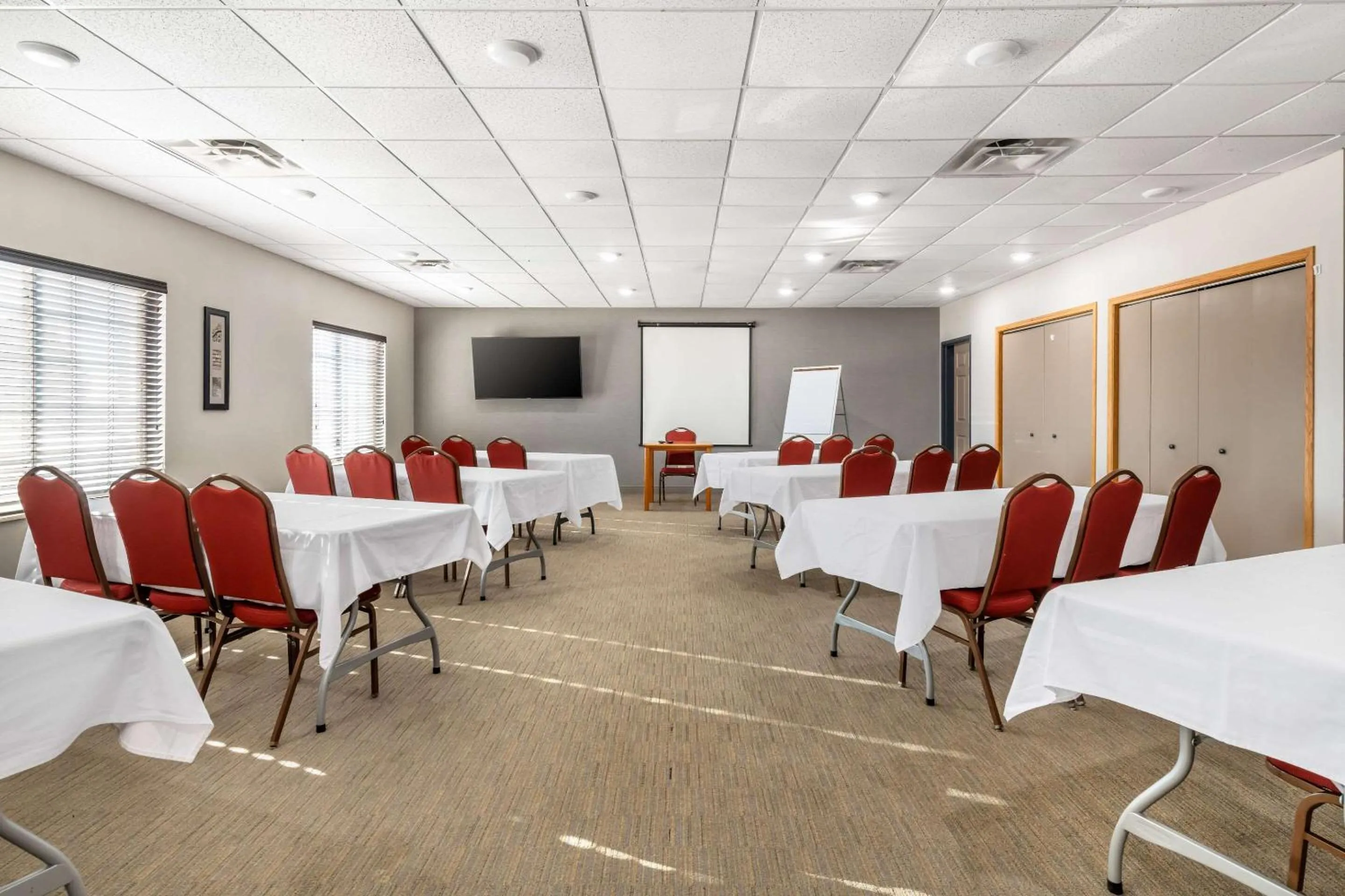 Meeting/conference room in Country Inn & Suites by Radisson, Watertown, SD