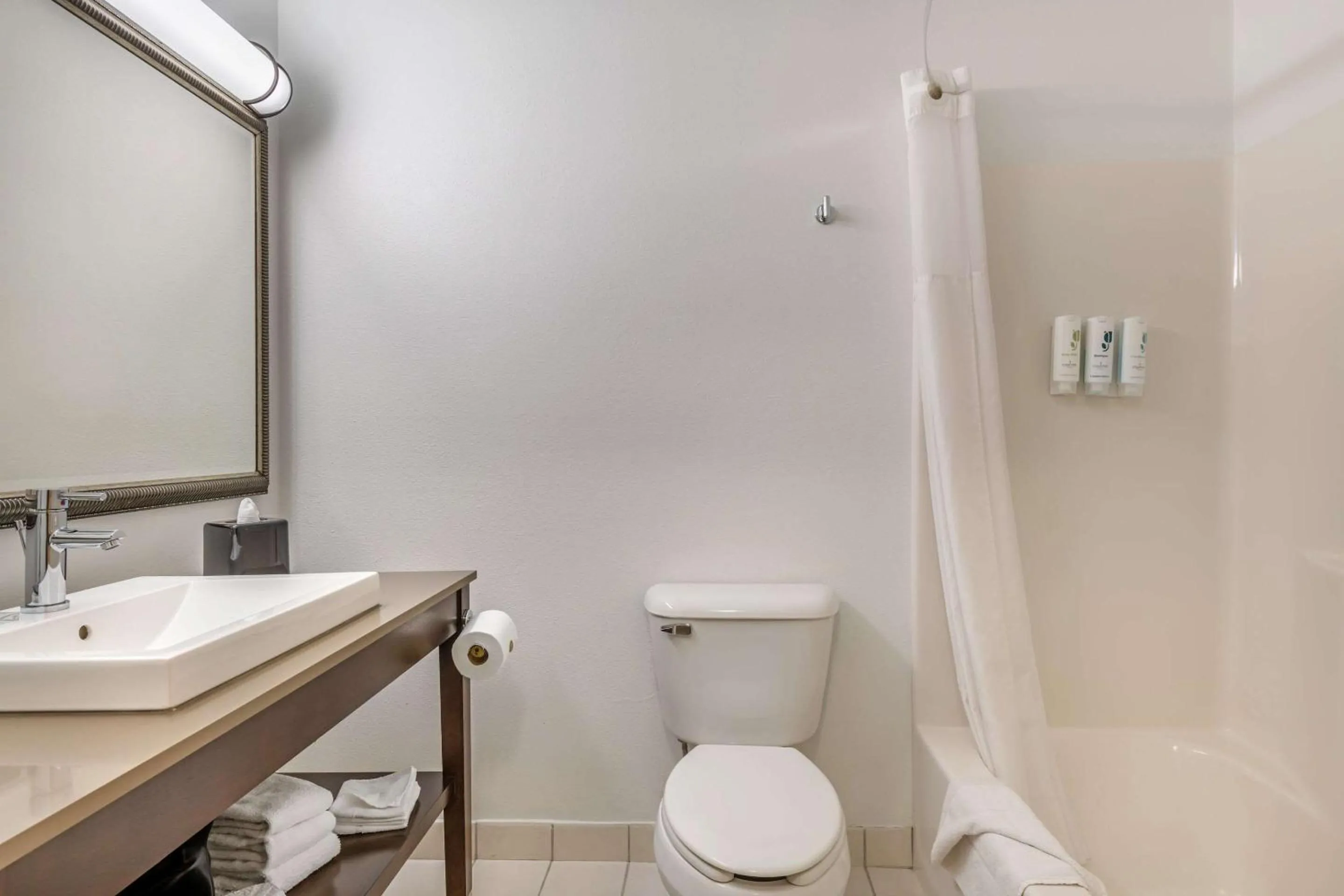 Bedroom in Country Inn & Suites by Radisson, Watertown, SD