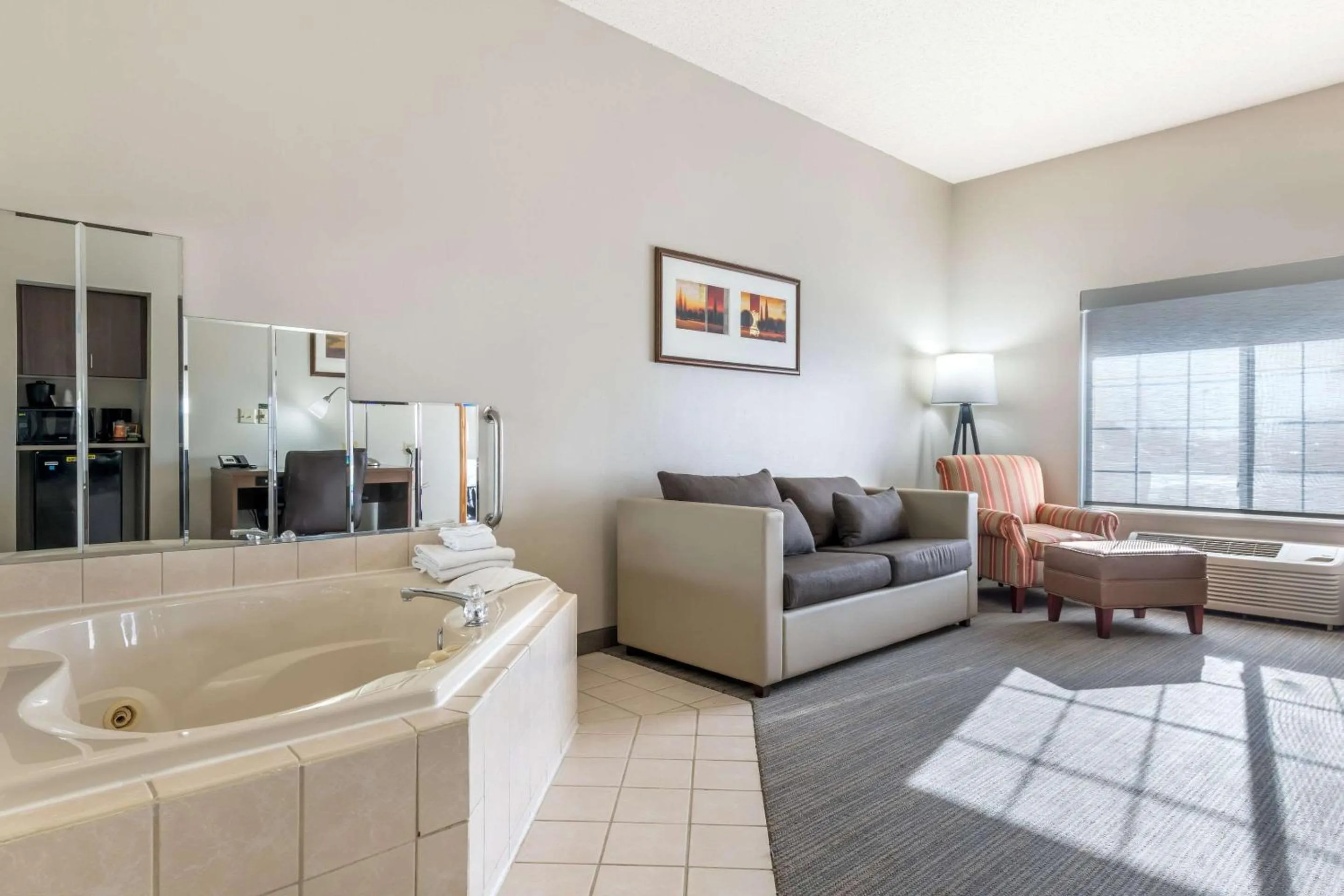 Bedroom in Country Inn & Suites by Radisson, Watertown, SD