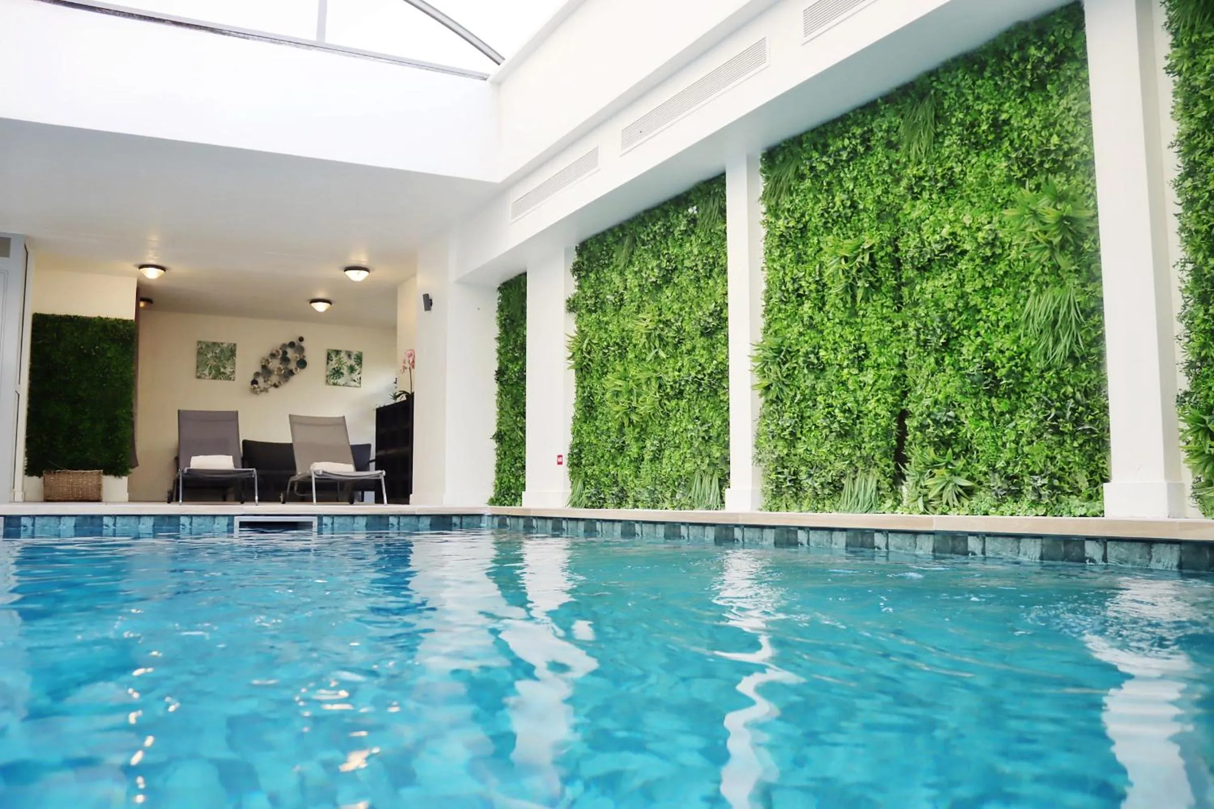 Swimming pool in Hotel Nice Riviera