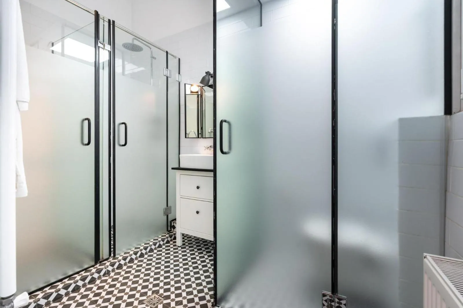 Shower in Lascar Catargiu Villa