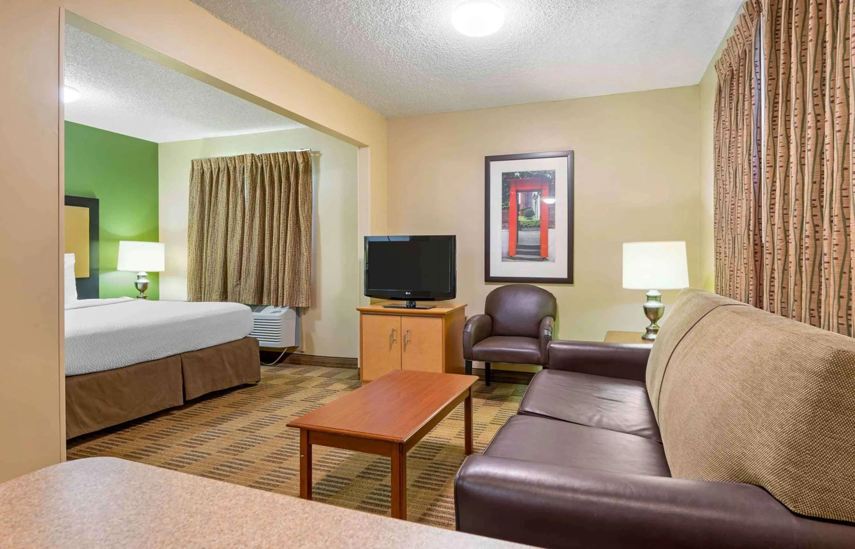 Bedroom, Bed in Extended Stay America Suites - Cincinnati - Blue Ash - Reagan Hwy