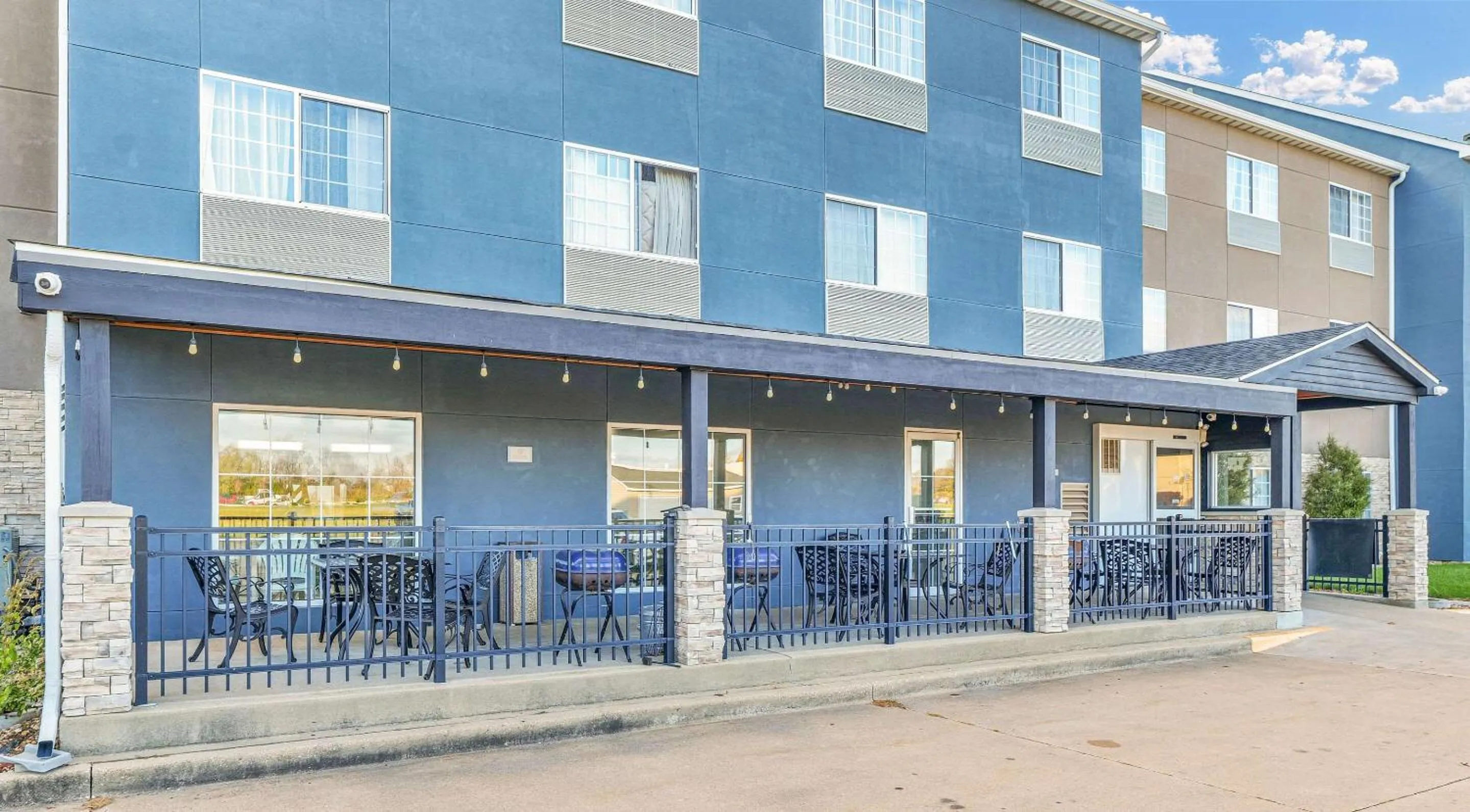 Property building in Country Inn & Suites by Radisson, Decatur, IL