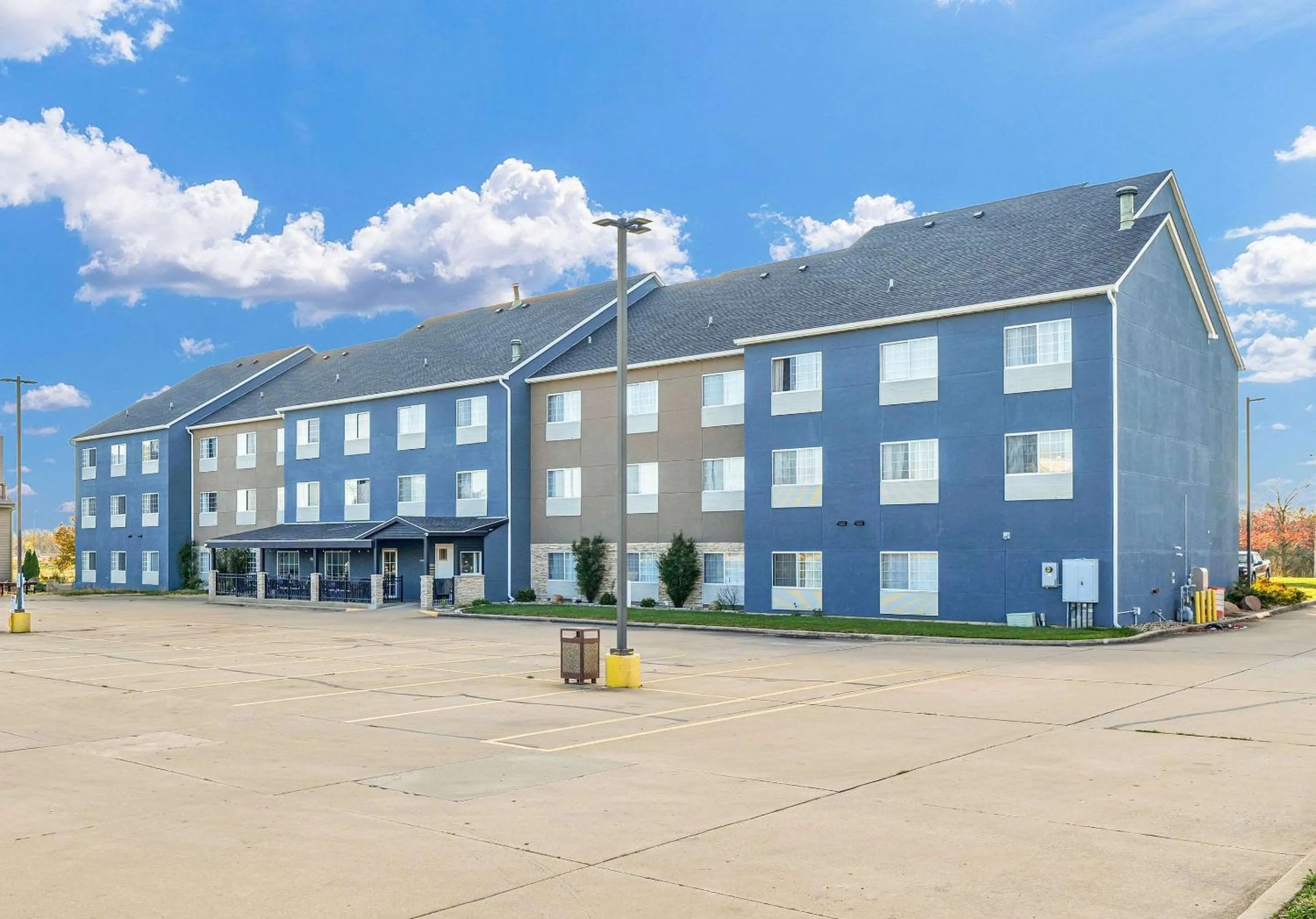 Property building in Country Inn & Suites by Radisson, Decatur, IL