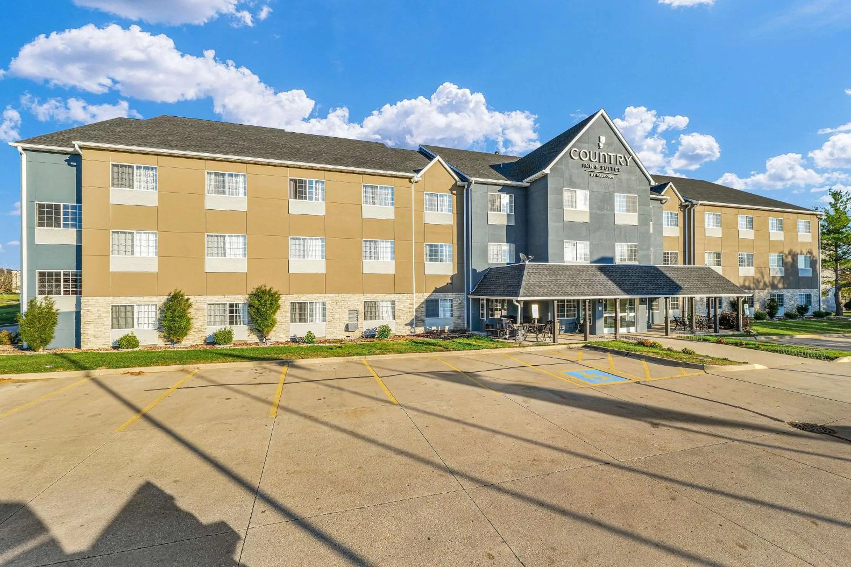Property building in Country Inn & Suites by Radisson, Decatur, IL