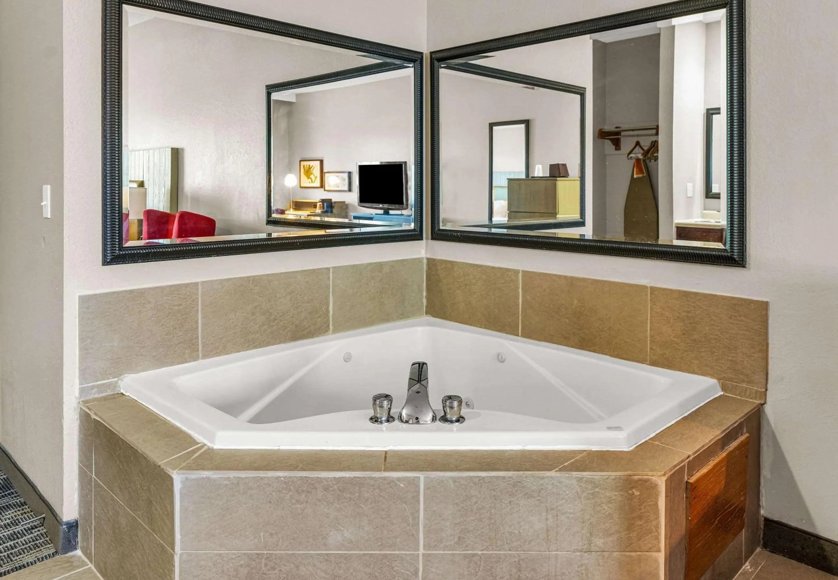 Bedroom in Country Inn & Suites by Radisson, Decatur, IL