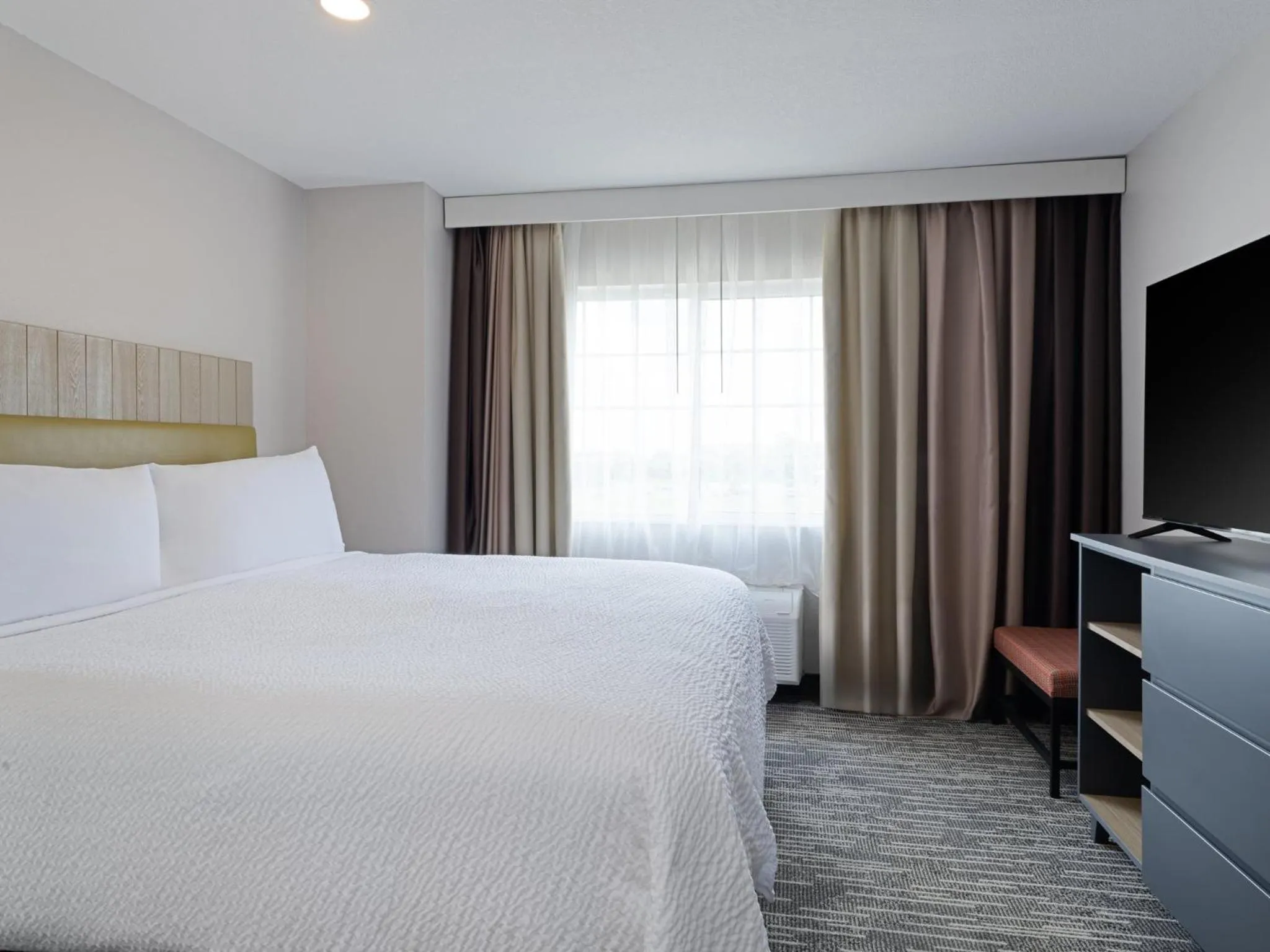 Photo of the whole room, Bed in Garner Hotel Decatur - Forsyth by IHG