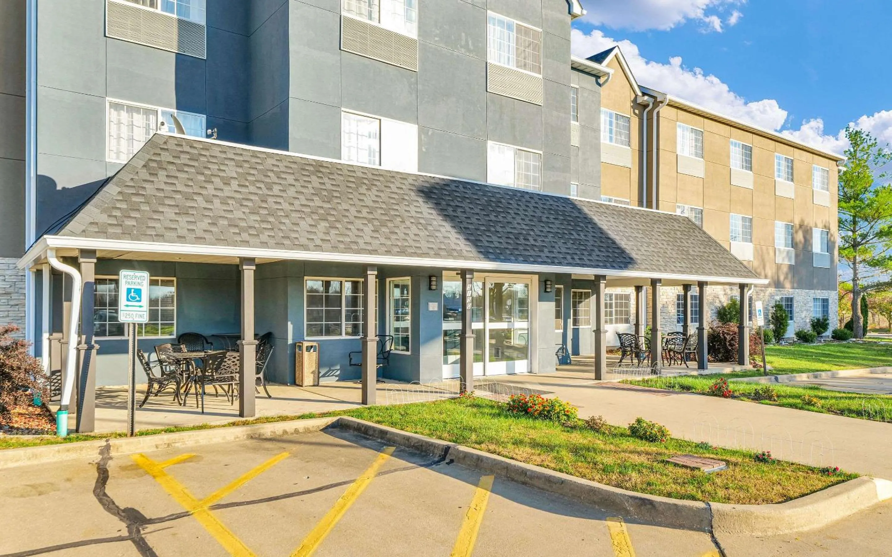 Property building in Country Inn & Suites by Radisson, Decatur, IL