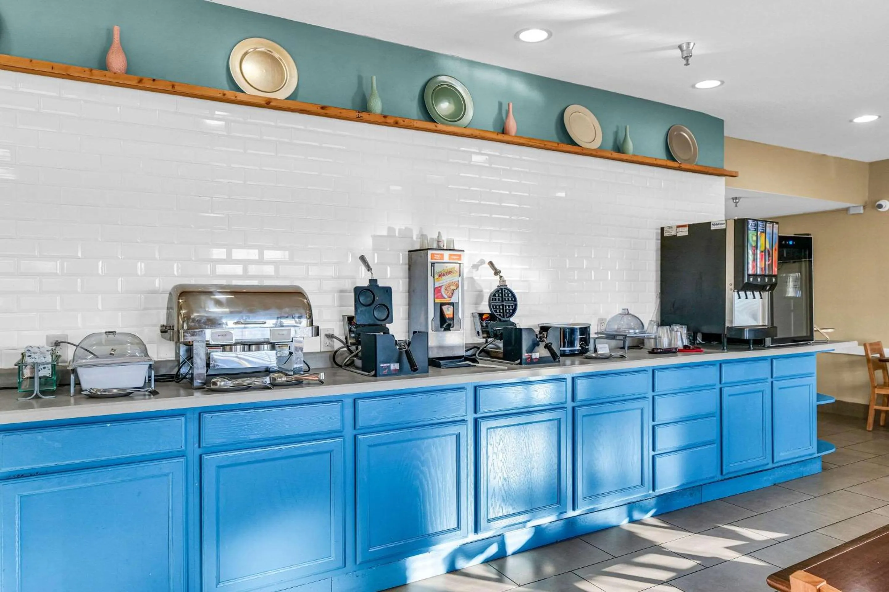 Breakfast in Country Inn & Suites by Radisson, Decatur, IL