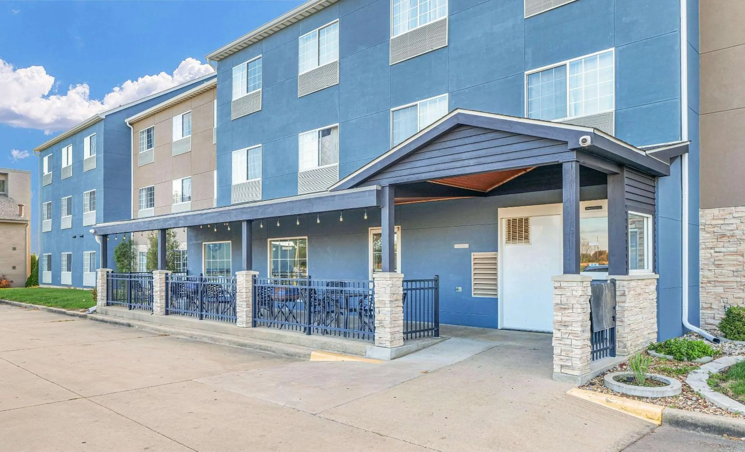 Property building in Country Inn & Suites by Radisson, Decatur, IL