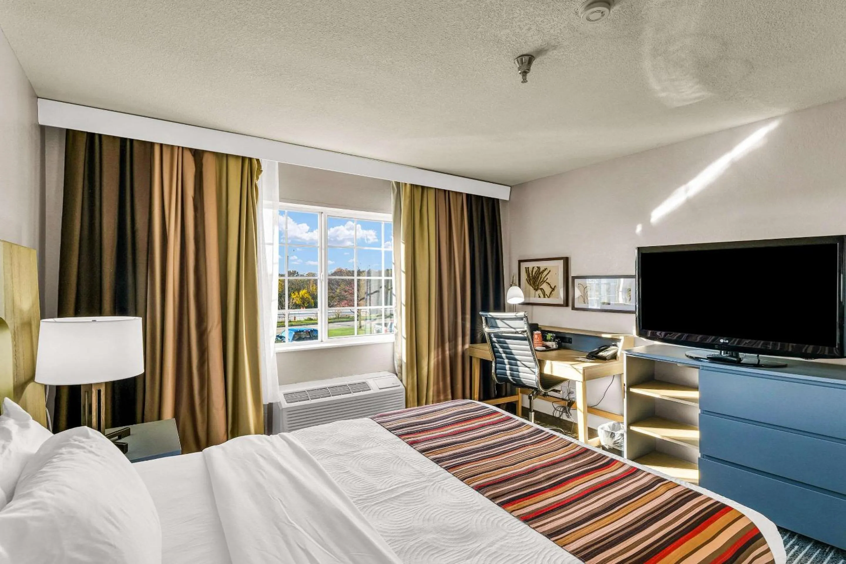 Bedroom in Country Inn & Suites by Radisson, Decatur, IL