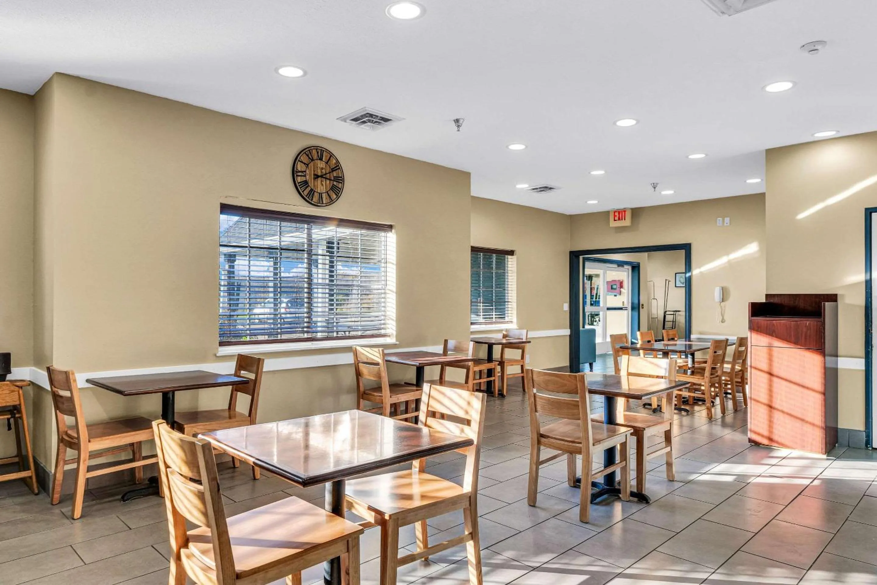 Breakfast in Country Inn & Suites by Radisson, Decatur, IL