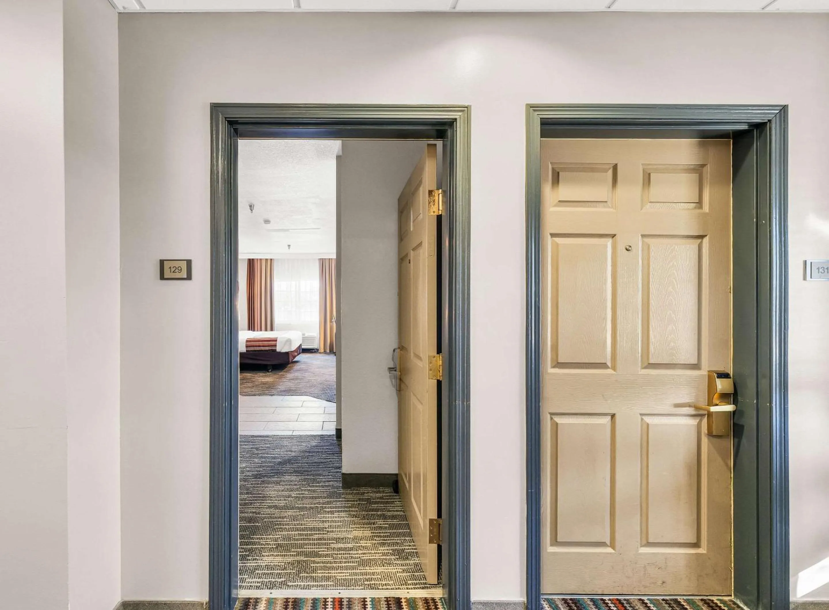 Bedroom in Country Inn & Suites by Radisson, Decatur, IL