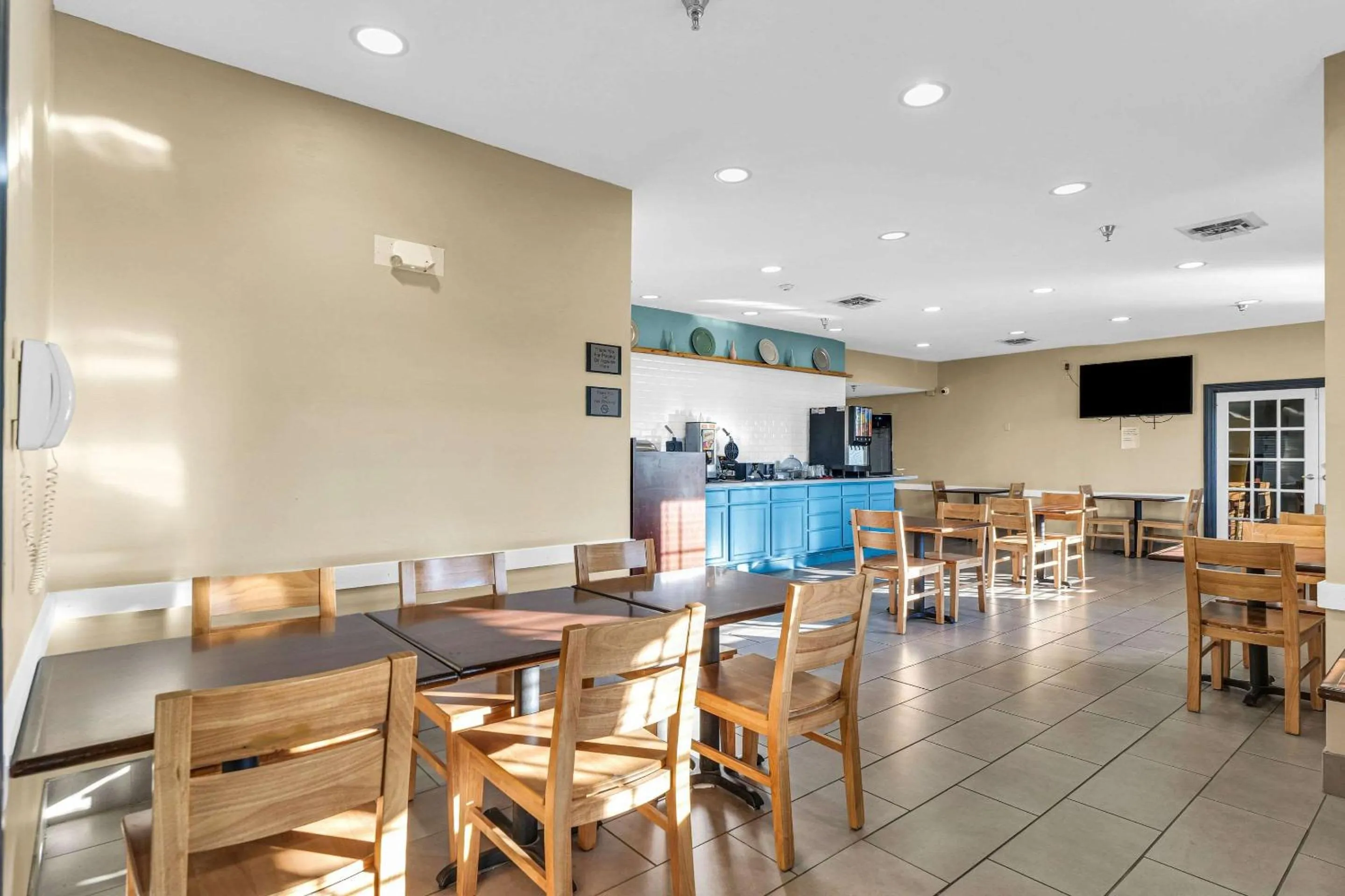 Breakfast in Country Inn & Suites by Radisson, Decatur, IL