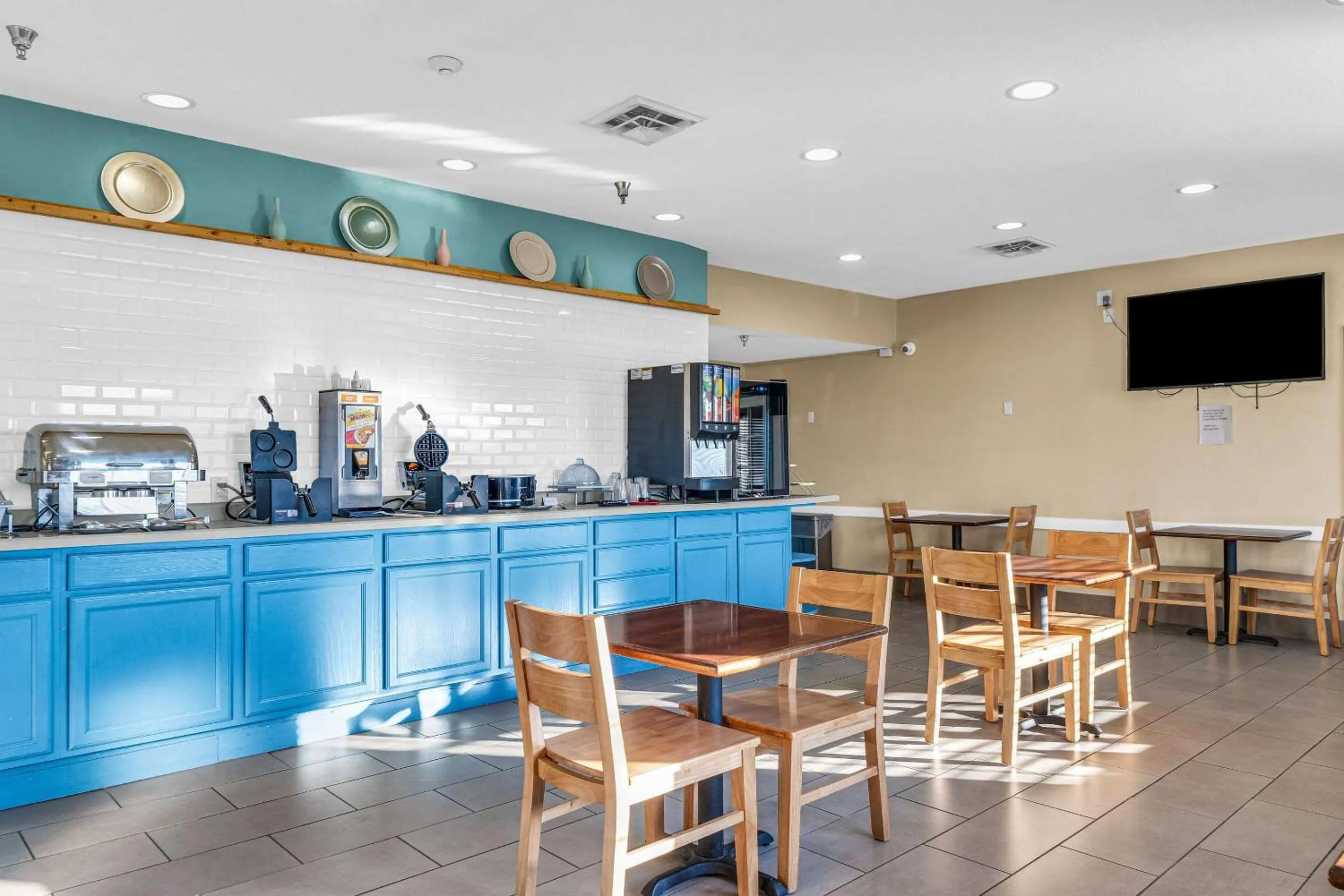 Breakfast in Country Inn & Suites by Radisson, Decatur, IL