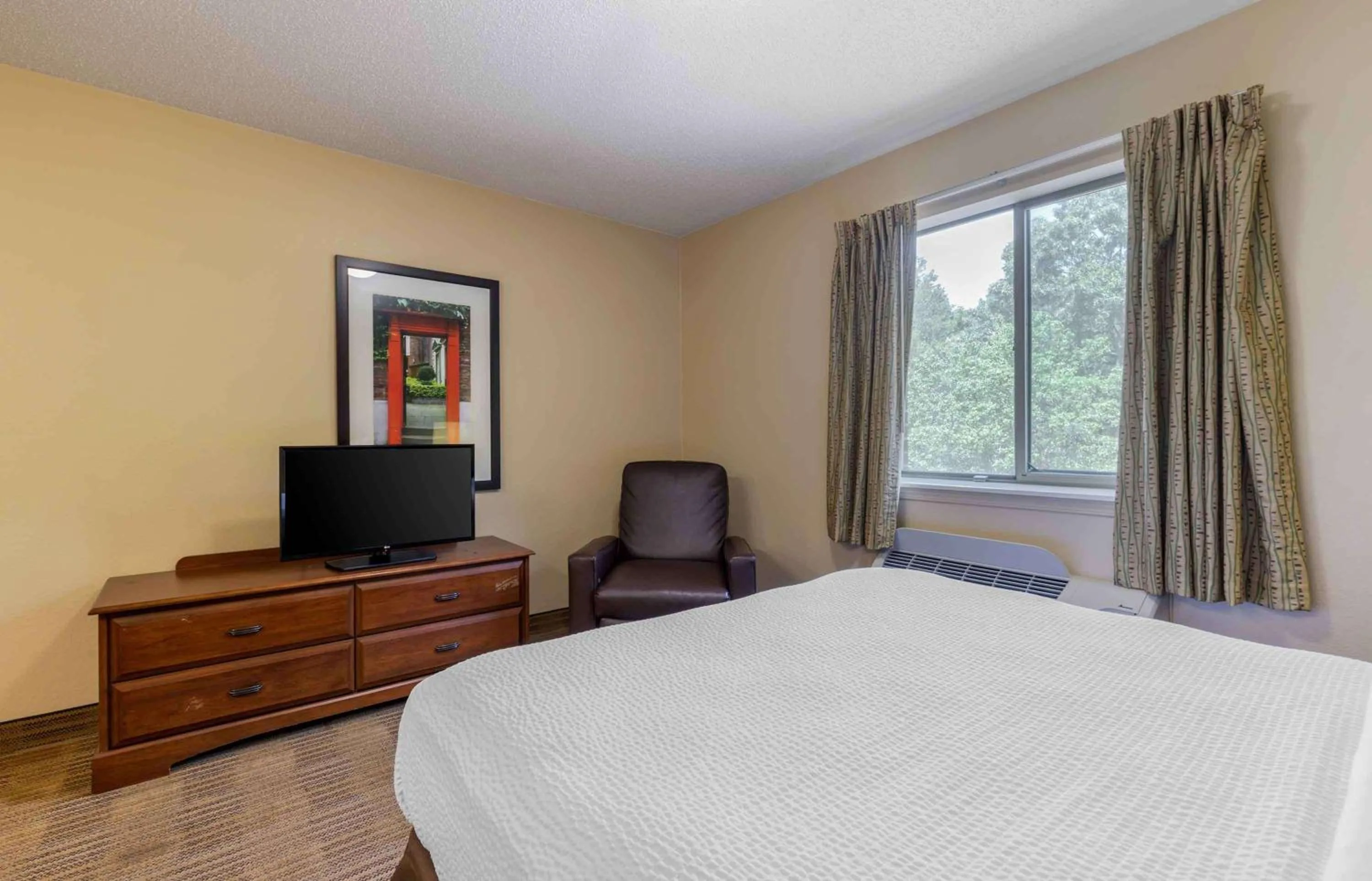 Bedroom, Bed in Extended Stay America Select Suites - Greenville - Haywood Mall