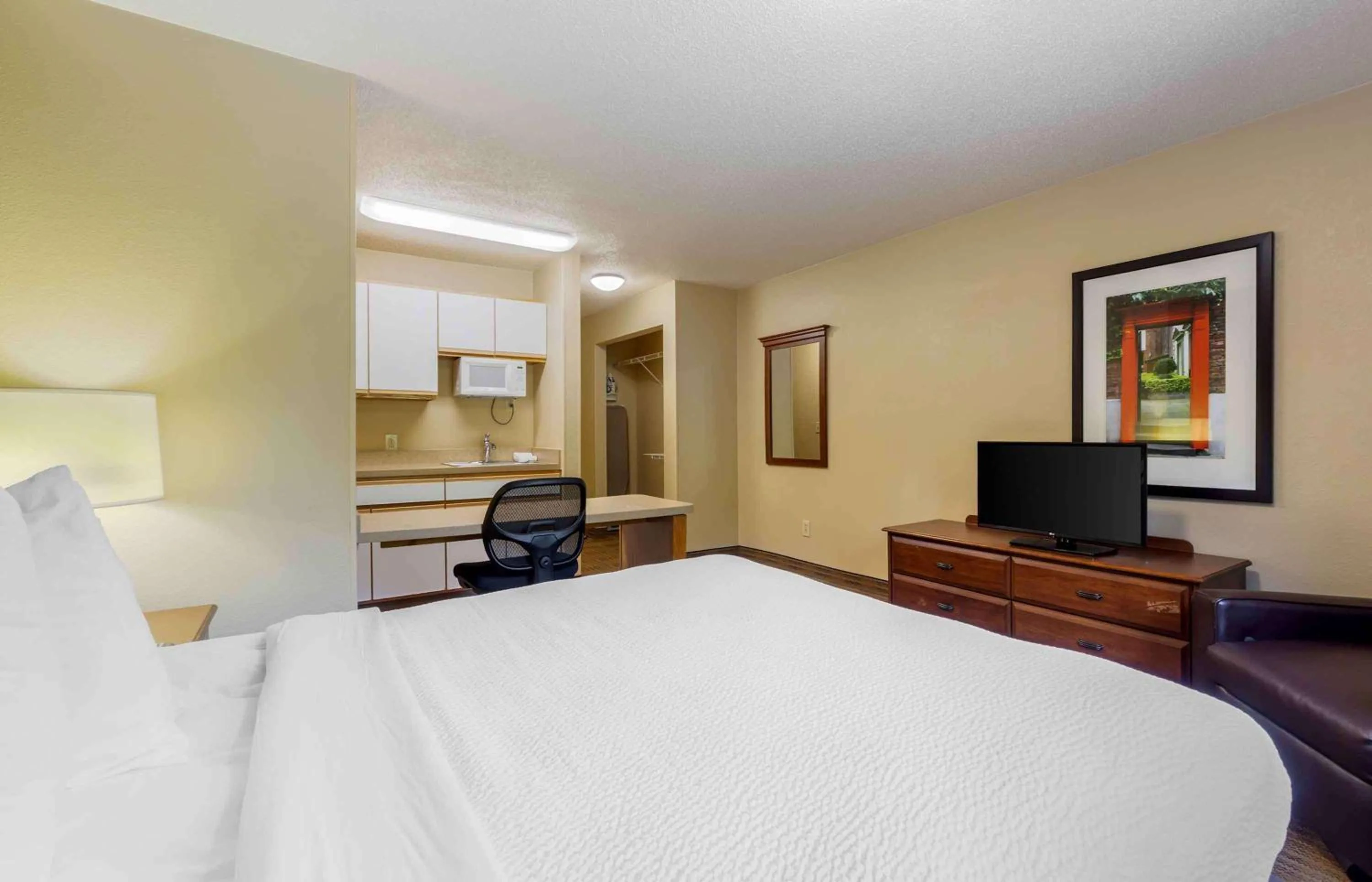 Bedroom, Bed in Extended Stay America Select Suites - Greenville - Haywood Mall