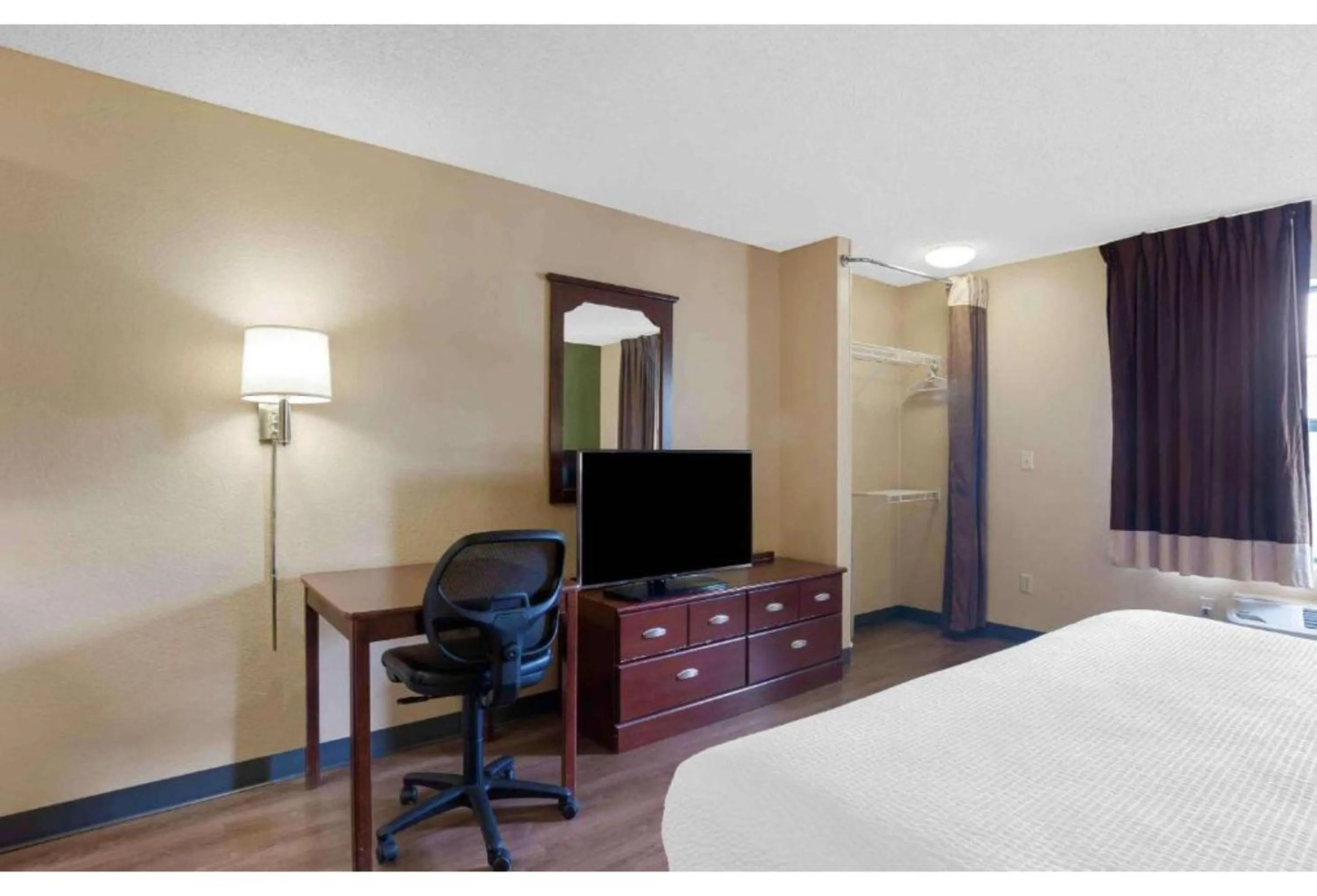 Bedroom, Bed in Studio 6 Suites Greenville, SC - Haywood Mall