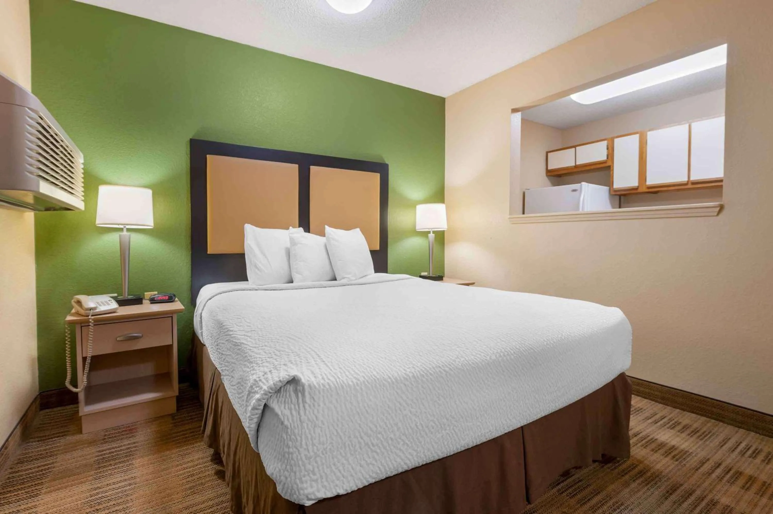 Bedroom, Bed in Extended Stay America Select Suites - Greenville - Haywood Mall